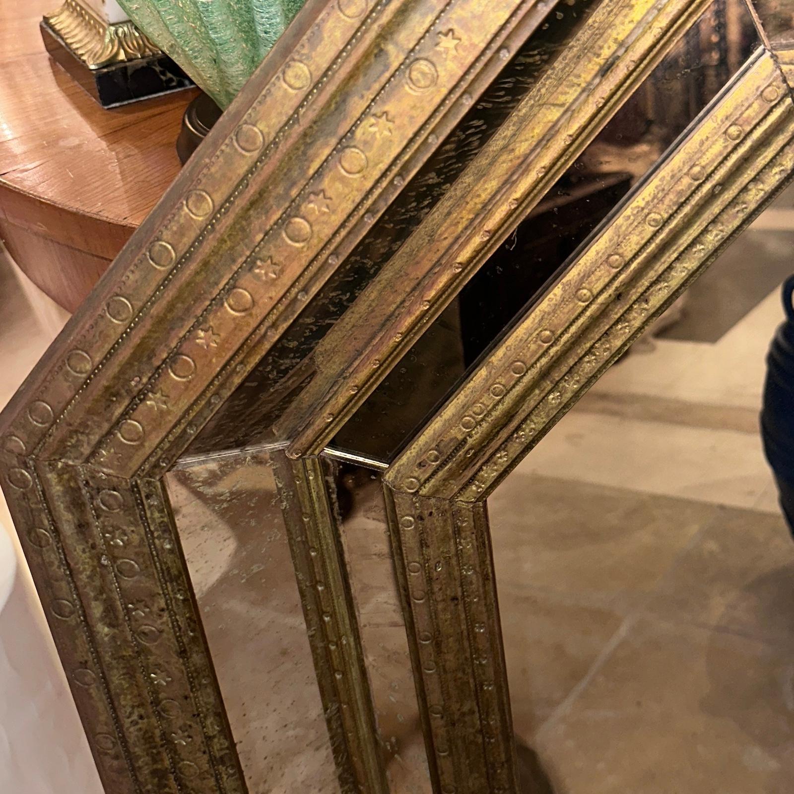 Circa 1940's Italian repousee' metal veneered mirror with original finish.

Mesures :
Hauteur : 39.5