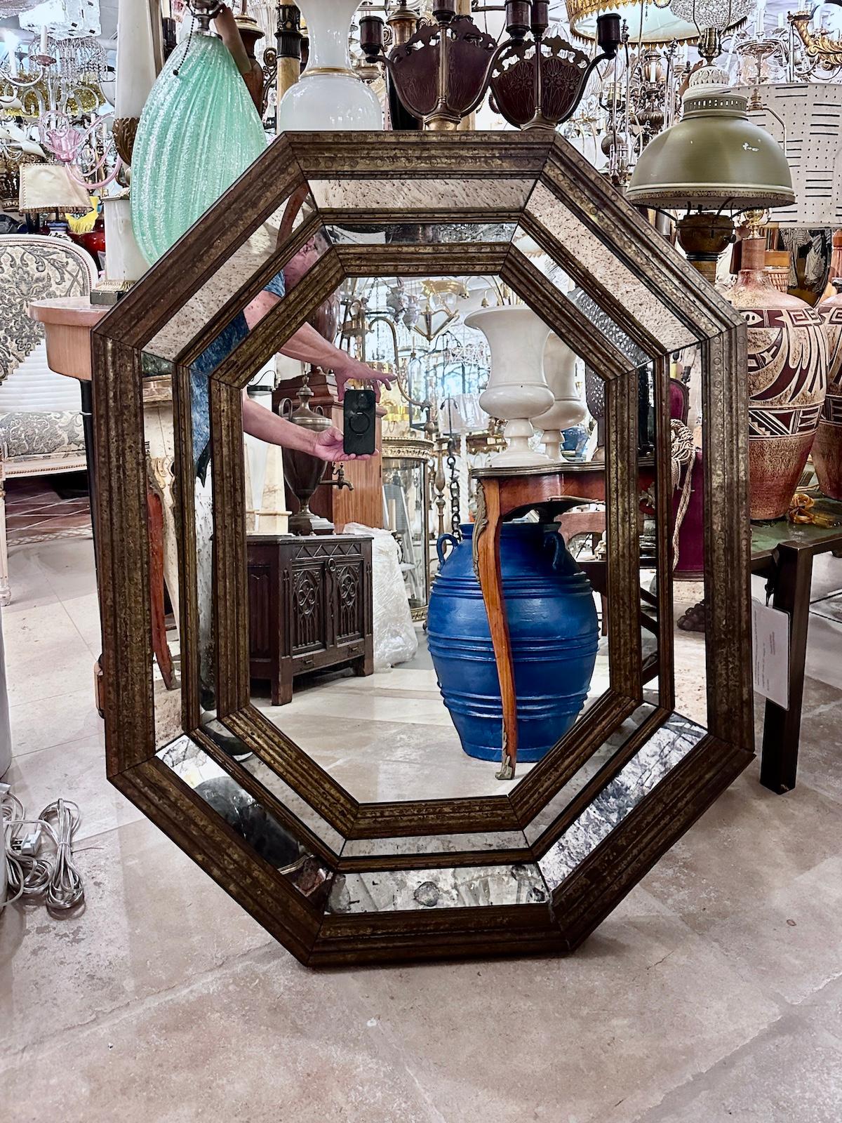 Miroir octogonal plaqué laiton Bon état - En vente à New York, NY