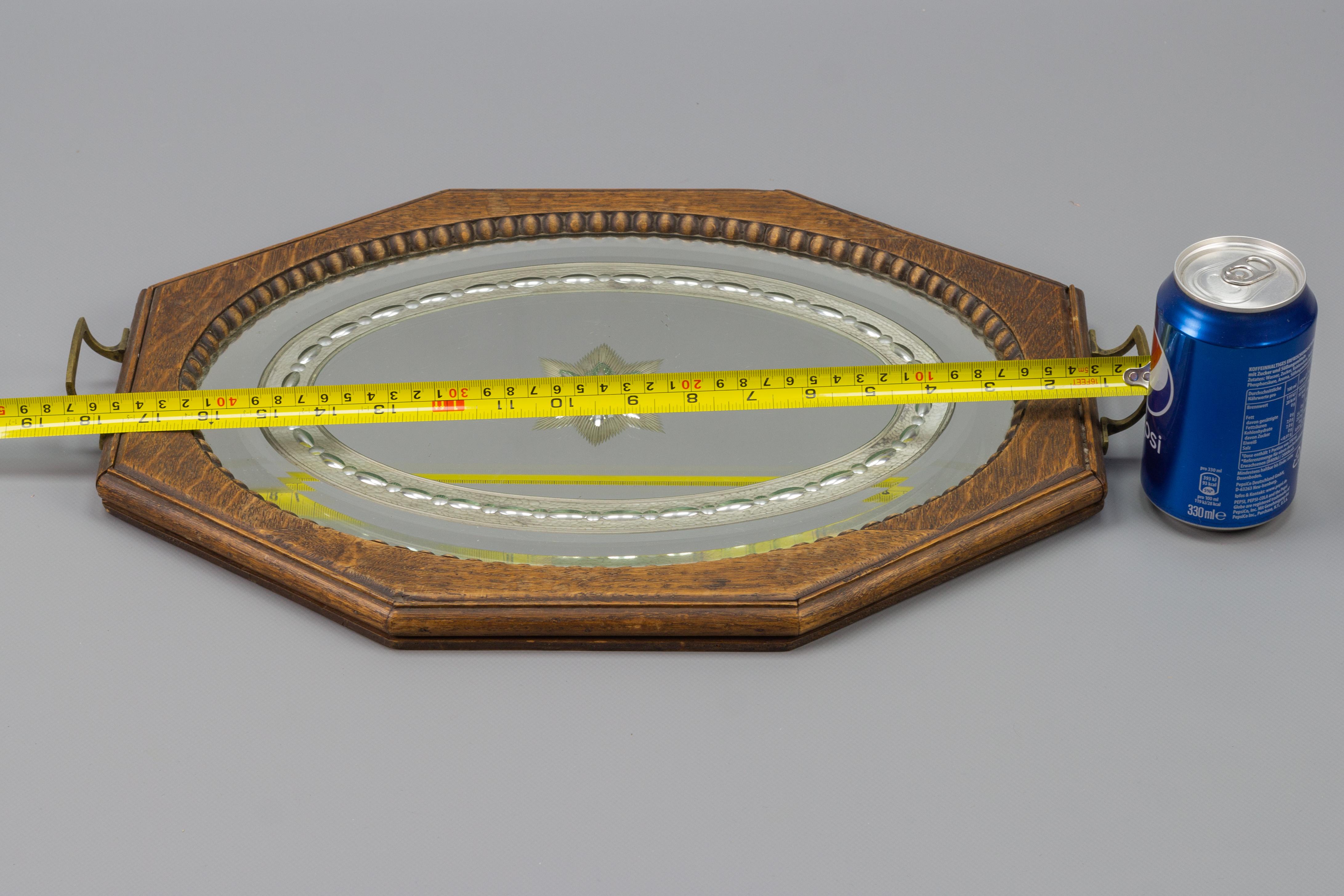 Achteckiges Serviertablett aus braunem Holz mit ovalem, geätztem Spiegelsockel im Angebot 10