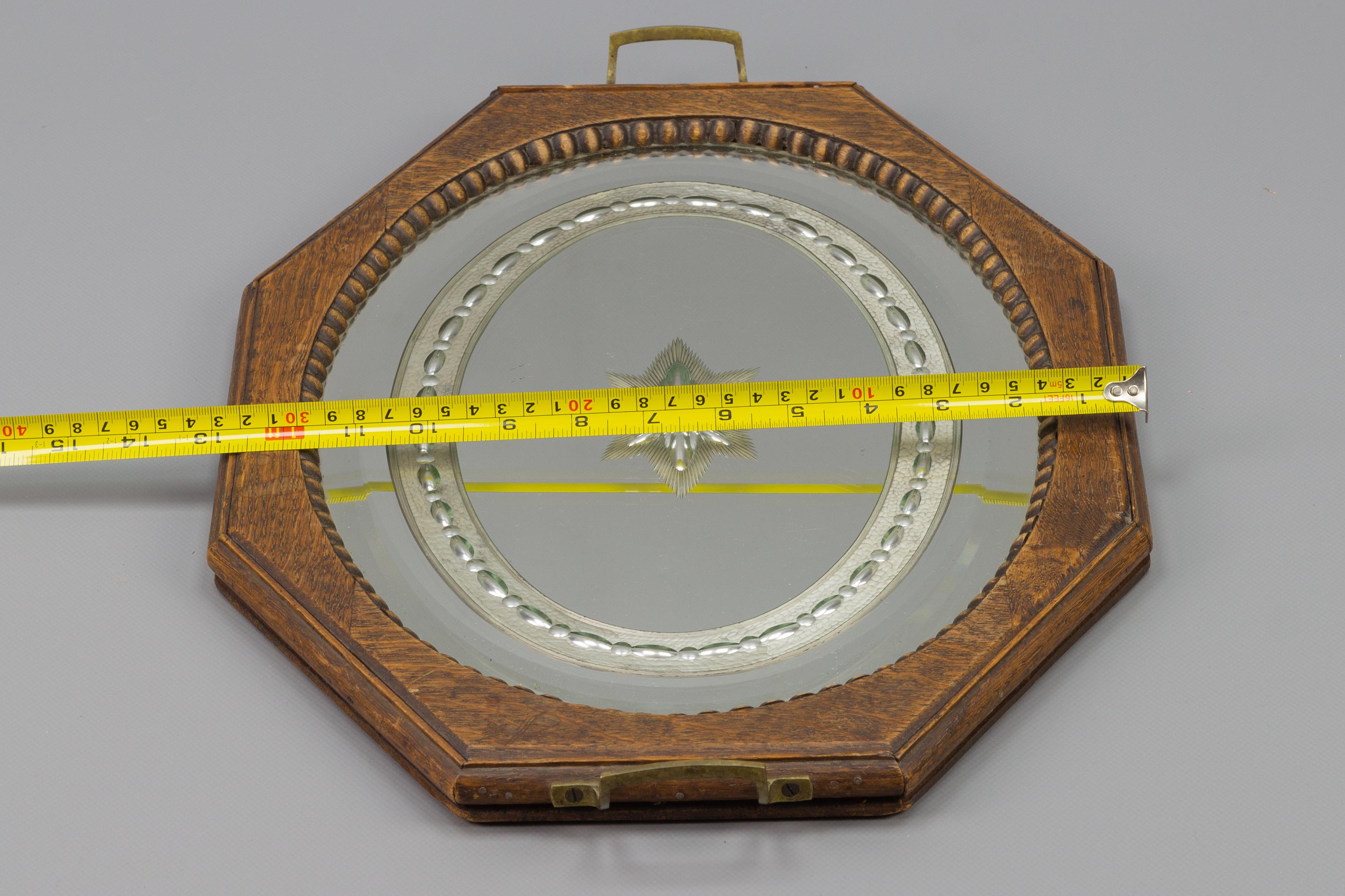 Achteckiges Serviertablett aus braunem Holz mit ovalem, geätztem Spiegelsockel im Angebot 11