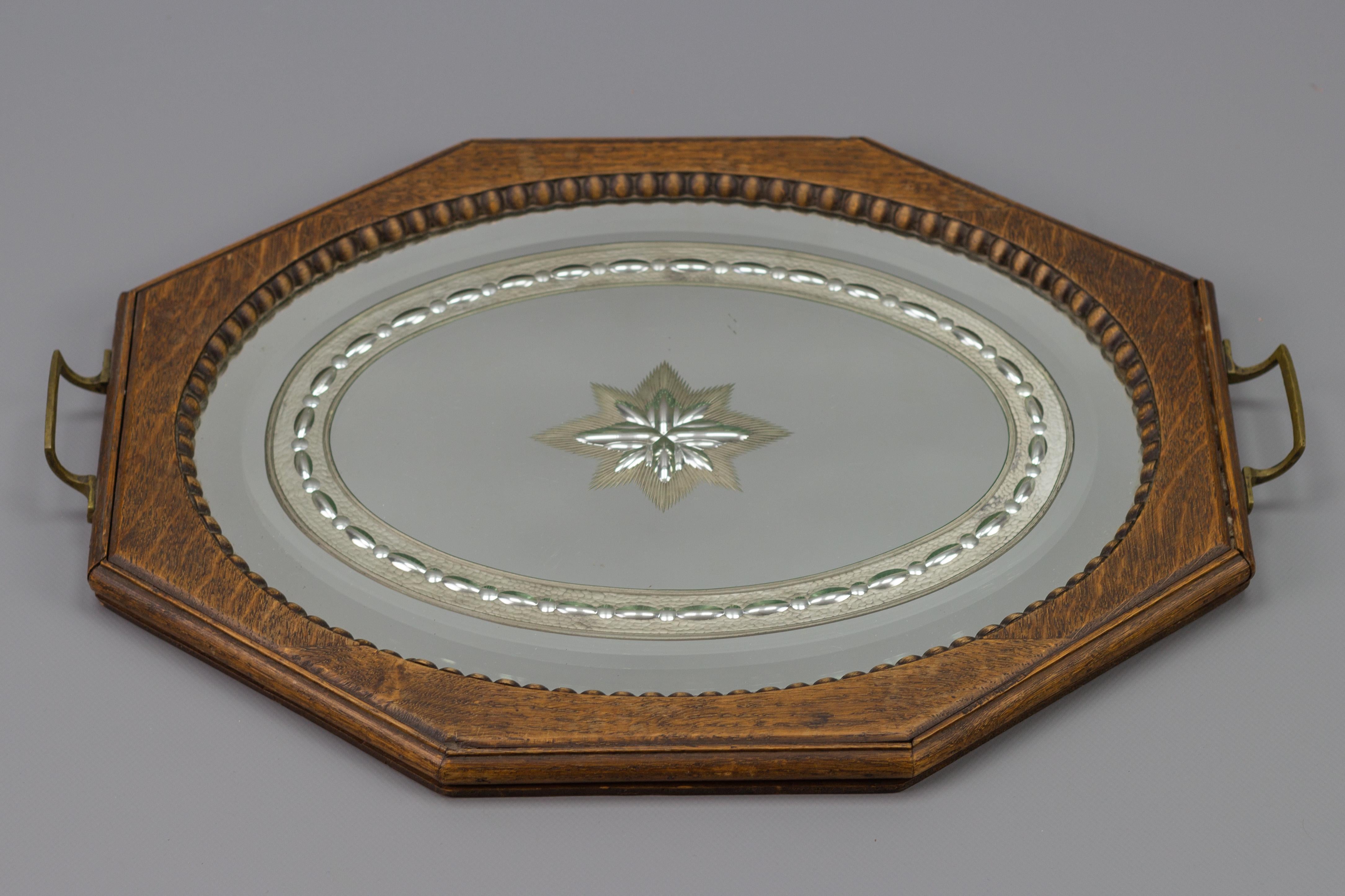 Achteckiges Serviertablett aus braunem Holz mit ovalem, geätztem Spiegelsockel (Hollywood Regency) im Angebot