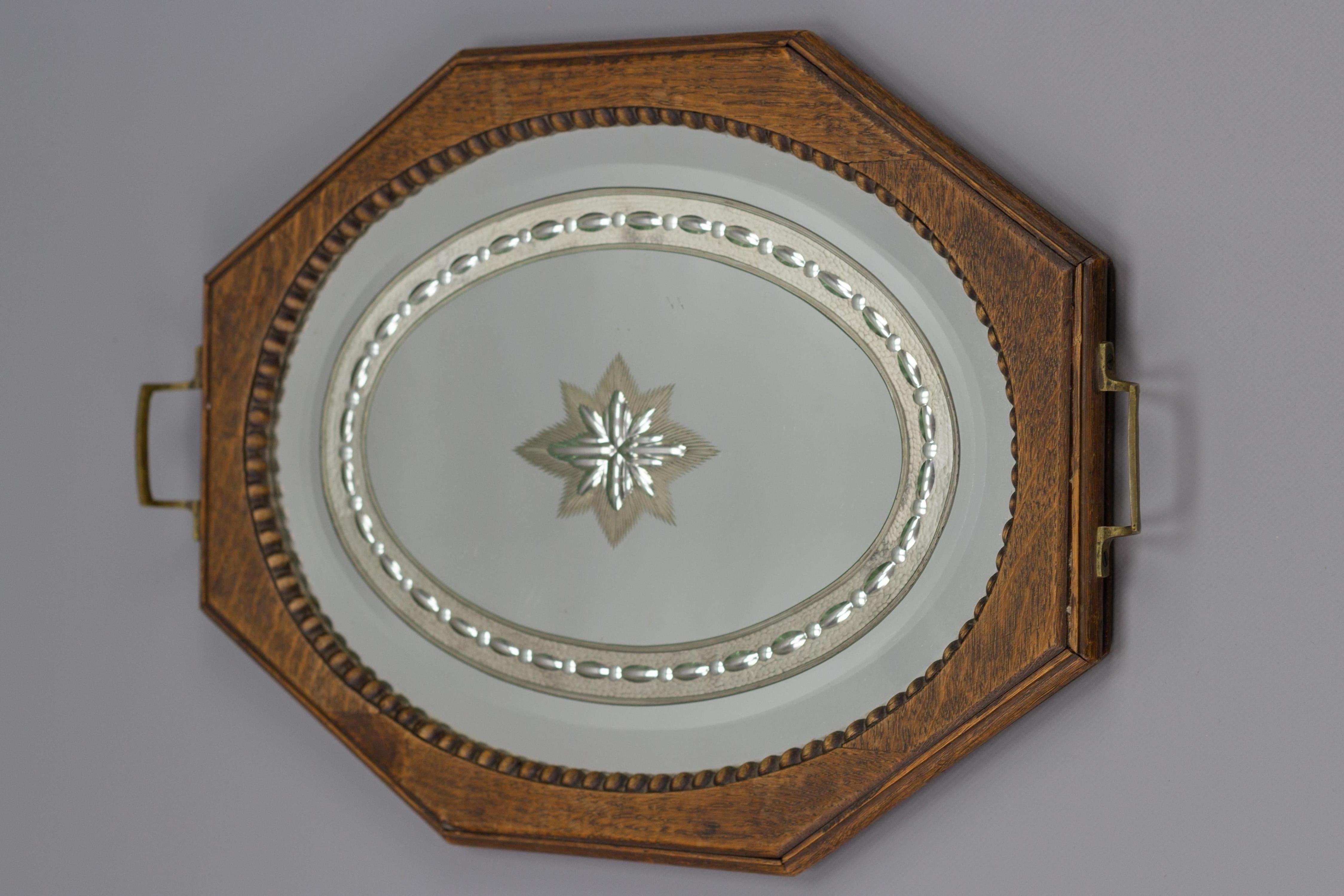 Achteckiges Serviertablett aus braunem Holz mit ovalem, geätztem Spiegelsockel (Mitte des 20. Jahrhunderts) im Angebot