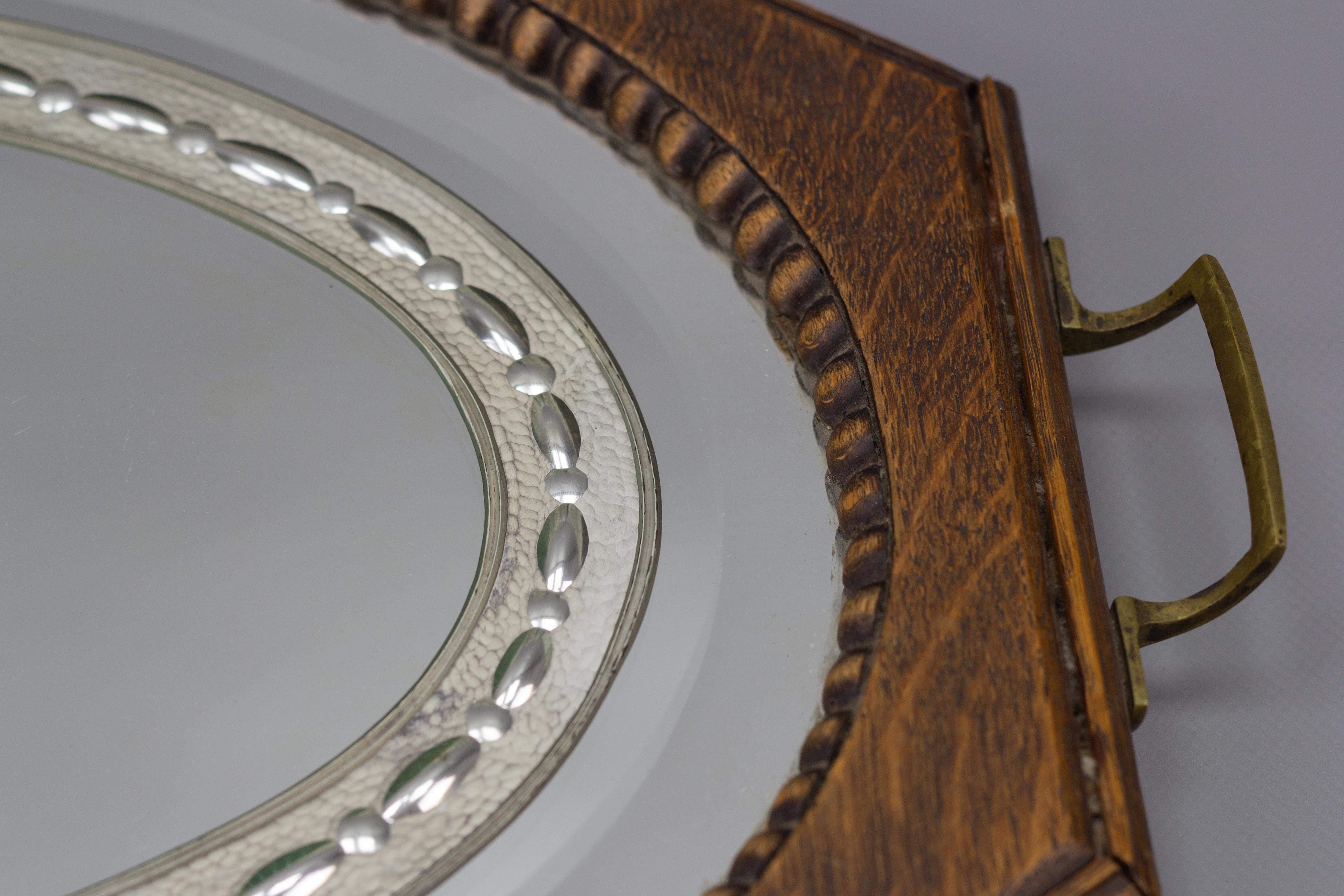 Achteckiges Serviertablett aus braunem Holz mit ovalem, geätztem Spiegelsockel (Messing) im Angebot