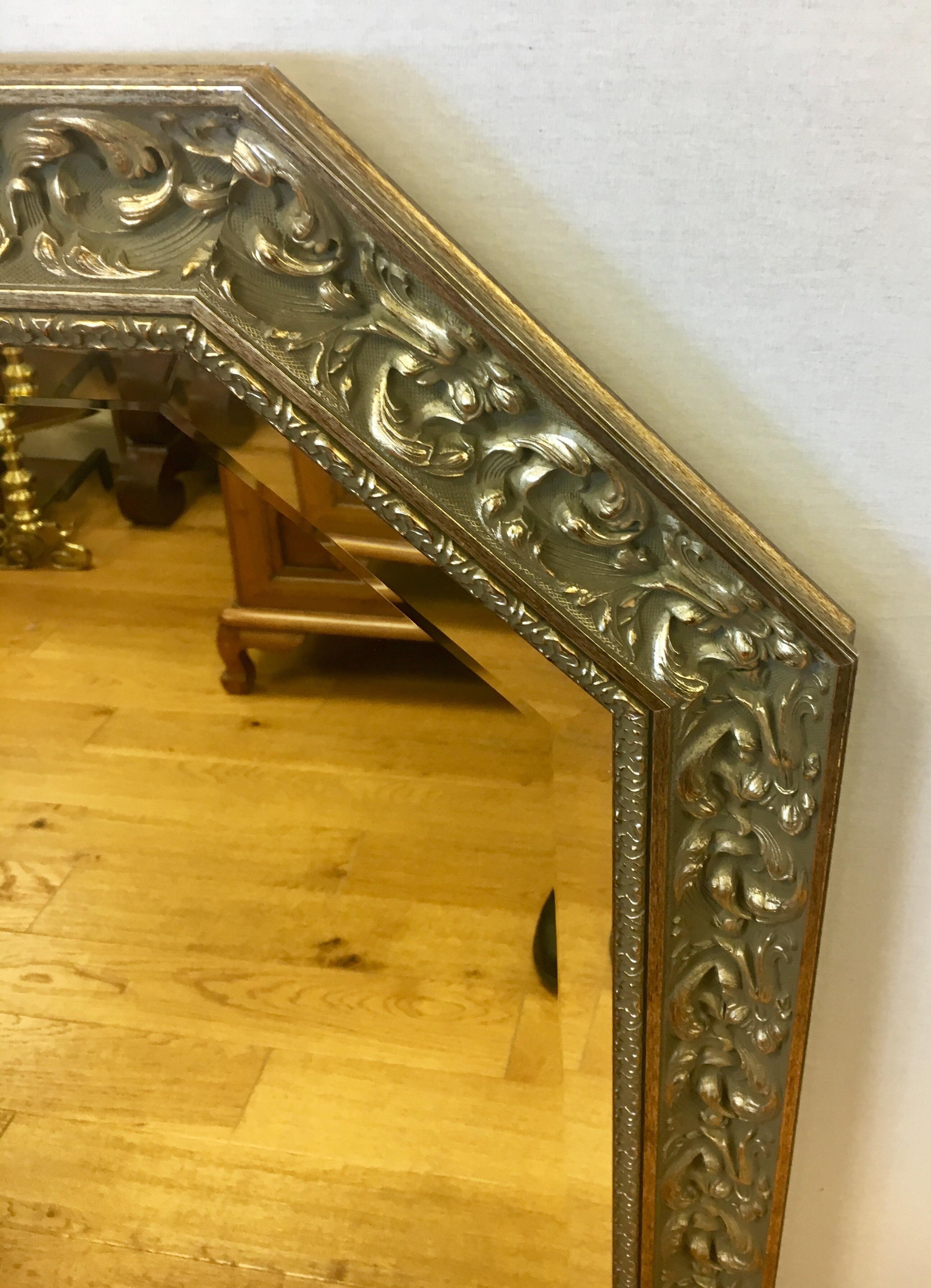 Simply but elegant octagonal wall mirror that has a blend of gilt and silver finish.
The mirror is beveled and condition throughout is excellent.