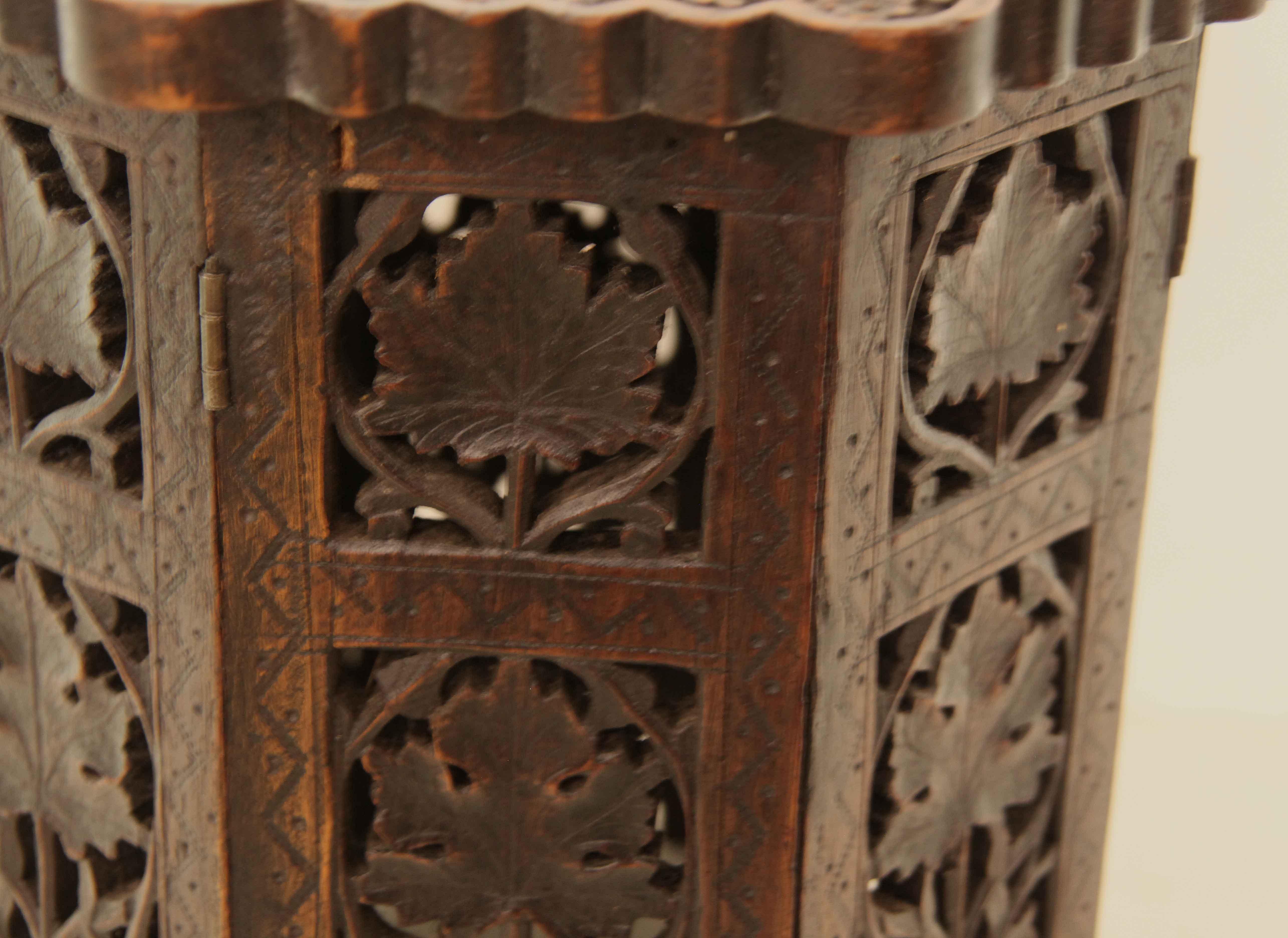 Achteckiger geschnitzter marokkanischer Beistelltisch  (Frühes 20. Jahrhundert) im Angebot