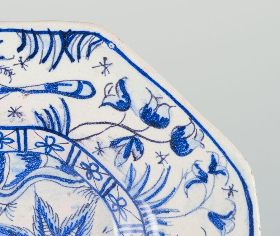 Plat octogonal en céramique. Motif peint à la main d'un homme marchant avec son chien. Milieu du 20e siècle. en vente 1