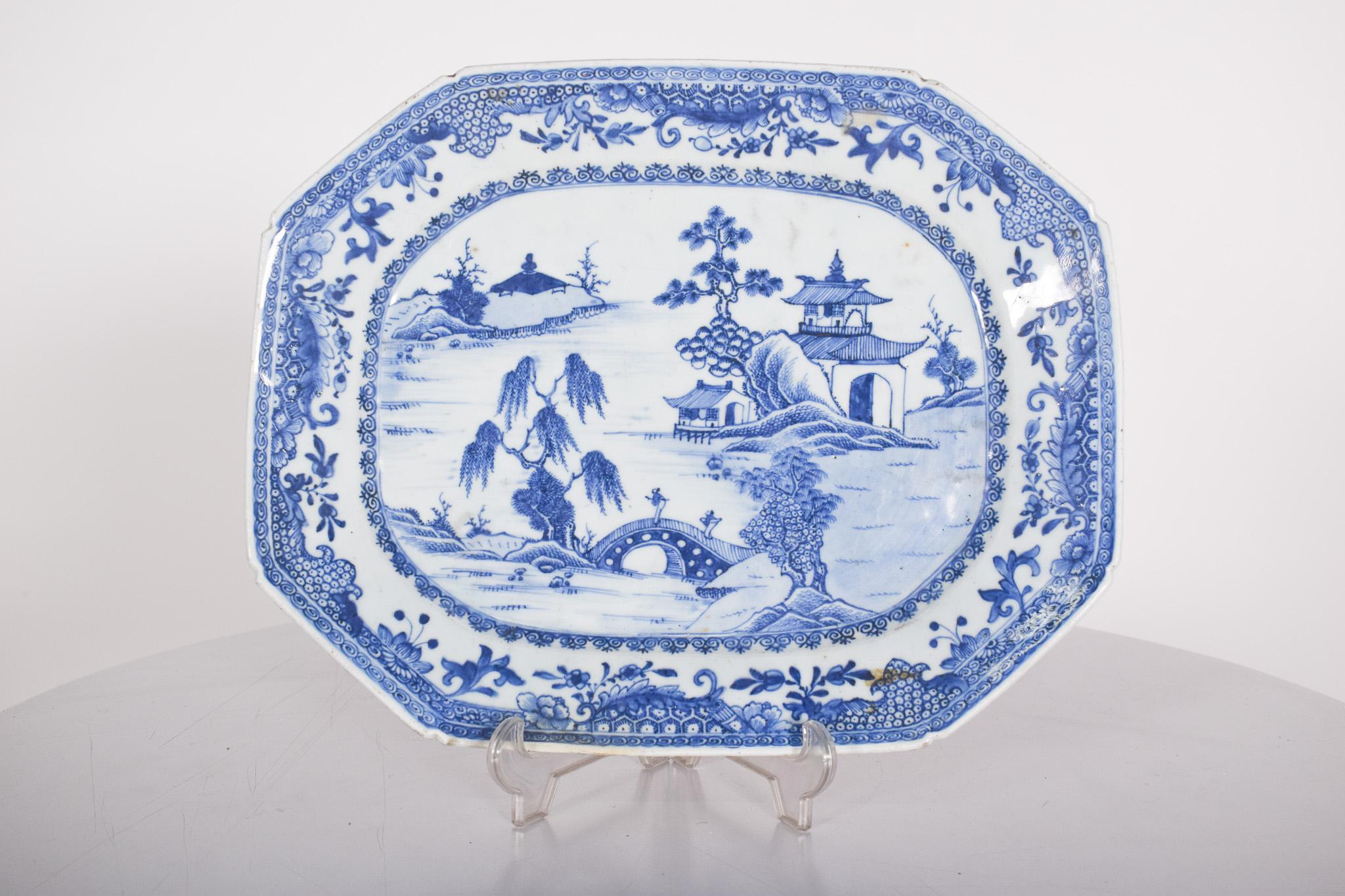 Porzellanschale aus China für den Export. Dekoriert in Blau und Weiß mit einer Flusslandschaft, Pflanzenmotiven und Blumen, in der Mitte eine Pagode und zwei Figuren, die eine Brücke überqueren, Qing-Dynastie, Qianlong-Periode (1736-1795).
Das