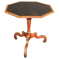 Achteckiger Chinoiserie Tisch mit geschnitztem Nussbaum-Mittelteil und Farbdekor