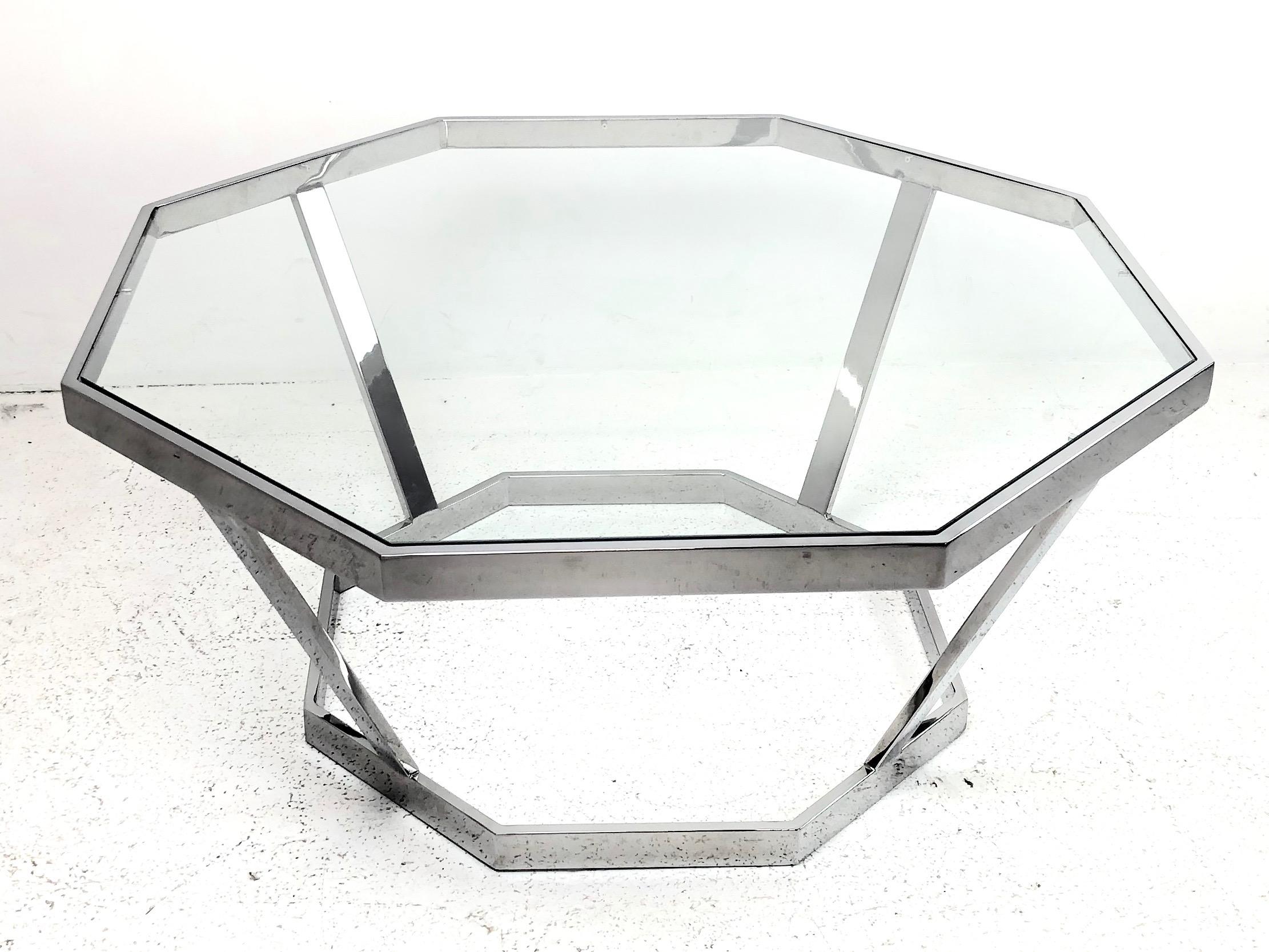 Table basse octogonale en chrome dans le style de Milo Baughman. La table basse est en bon état vintage avec l'usure de l'âge et de l'utilisation.

Dimensions :
36 de diamètre x 16.
