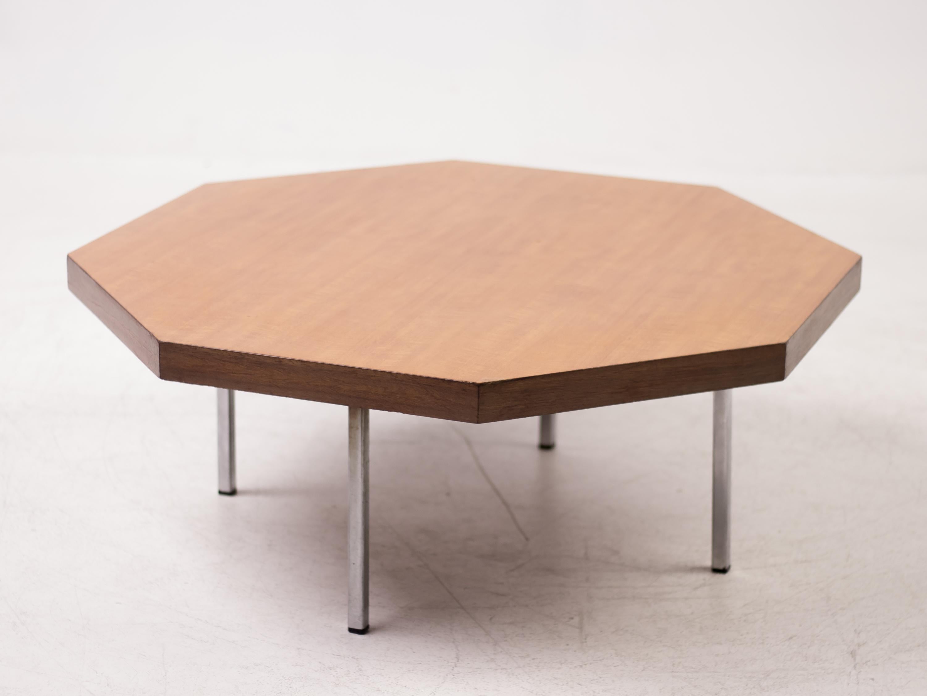 Octagonal coffee table by French designer Pierre Paulin.
This is a very rare table from the 800 series made in the late 1960s.
Marked with silver Artifort label.
