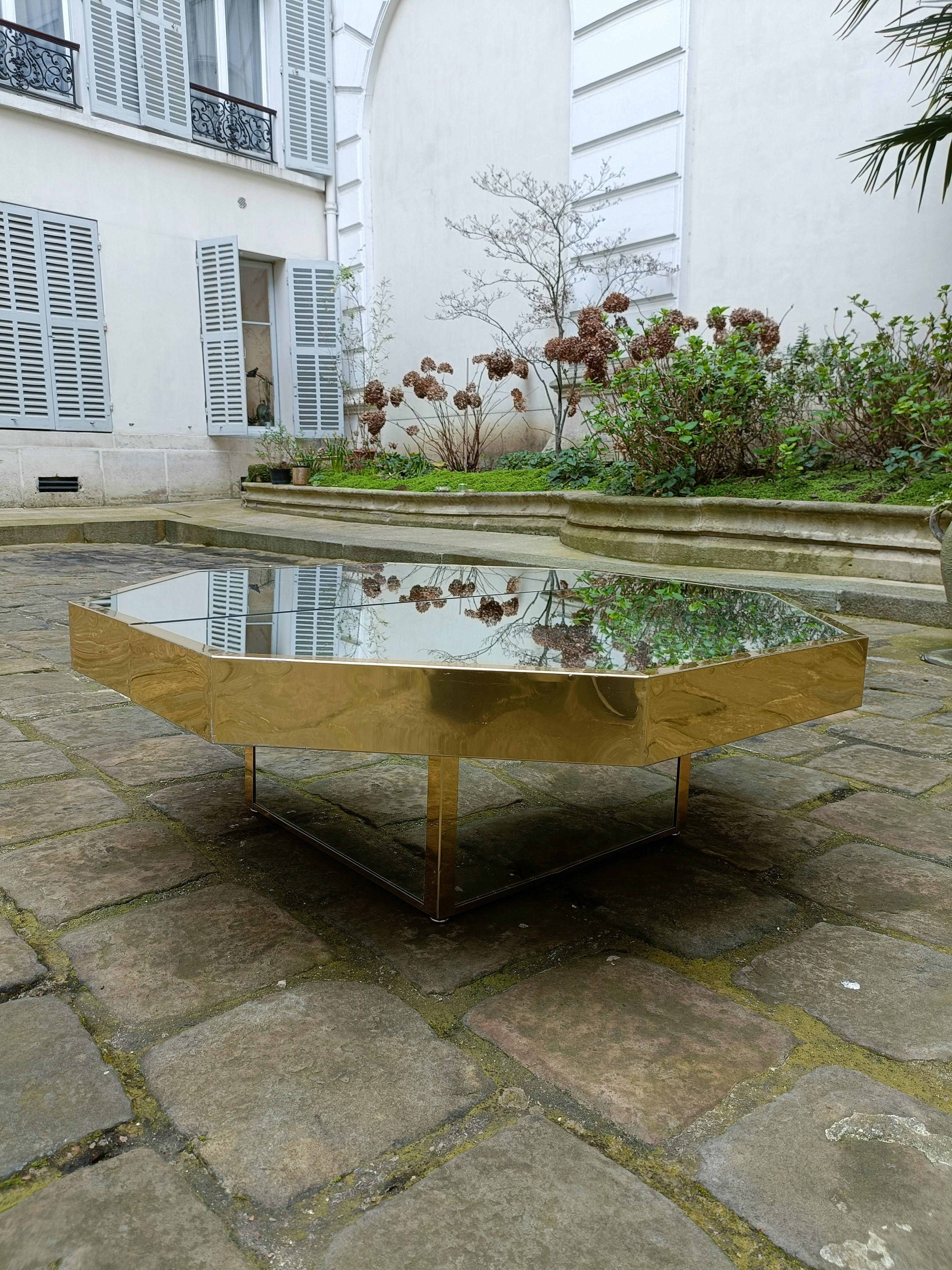 Superb, unique and rare coffee table in the manner of the creations of Gabriella CRESPI.
.
Work from the 70s.
.
Octagonal coffee table in brass and mirror.
.
Opening system forming a bar.
.
Mirrors on the top have been