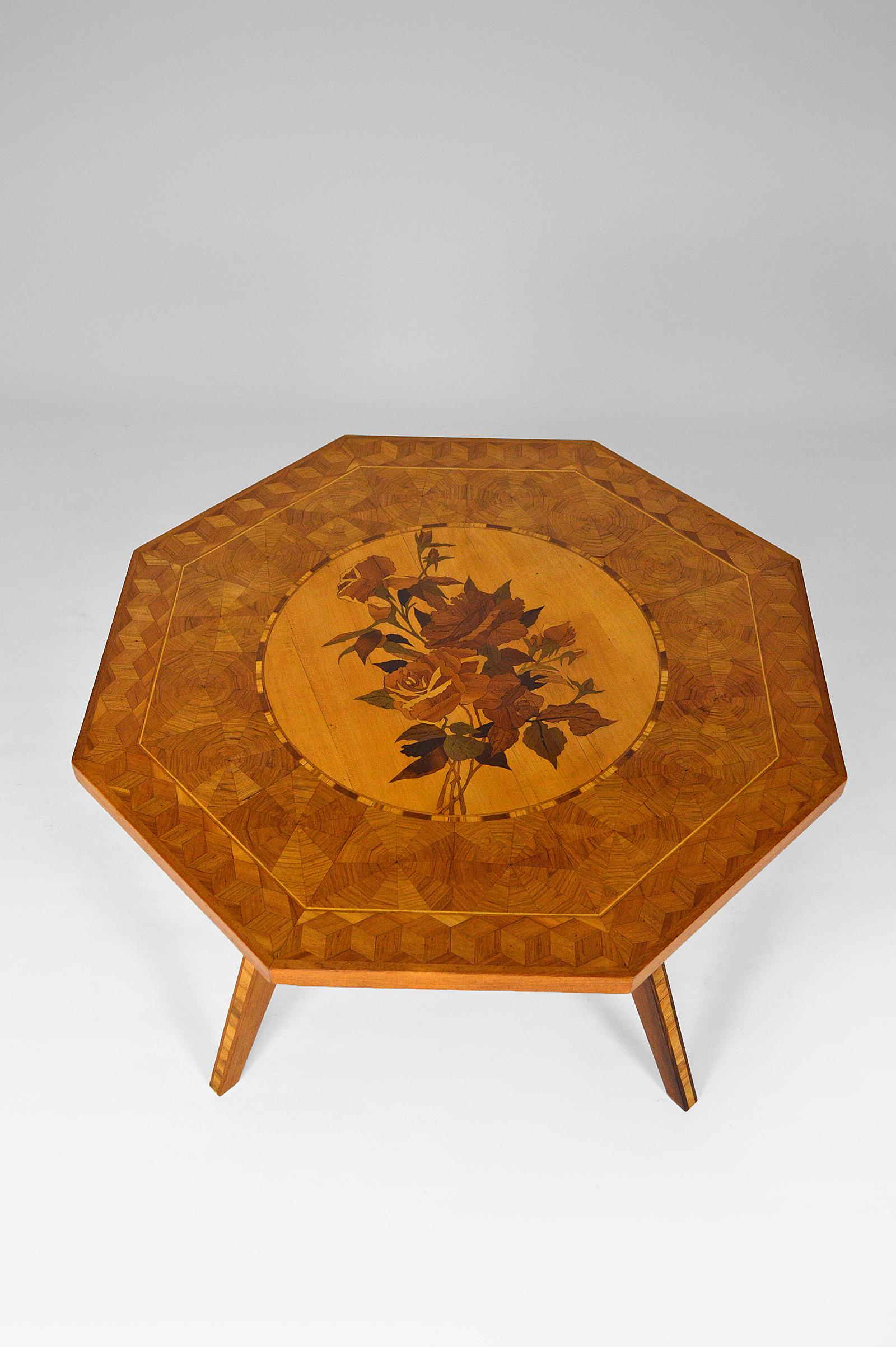 Octagonal Coffee Table with Floral Marquetry Top, Italy, circa 1950 In Good Condition In VÉZELAY, FR