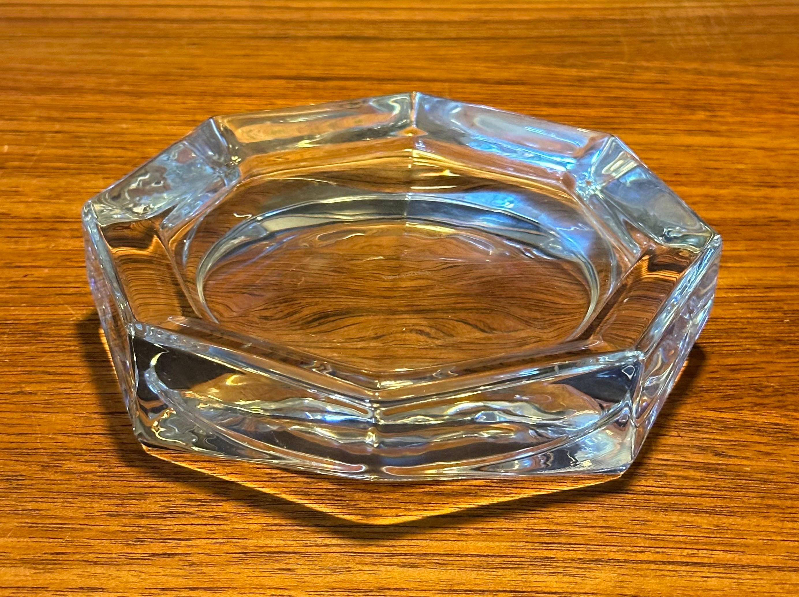 Bellissimo posacenere ottagonale in cristallo di Villeroy & Boch, anni '90 circa.  Questo pezzo non è più in produzione ed è un esempio della bellezza e della maestria di Villeroy & Boch.  Questo posacenere in cristallo emana classe e stile, è in