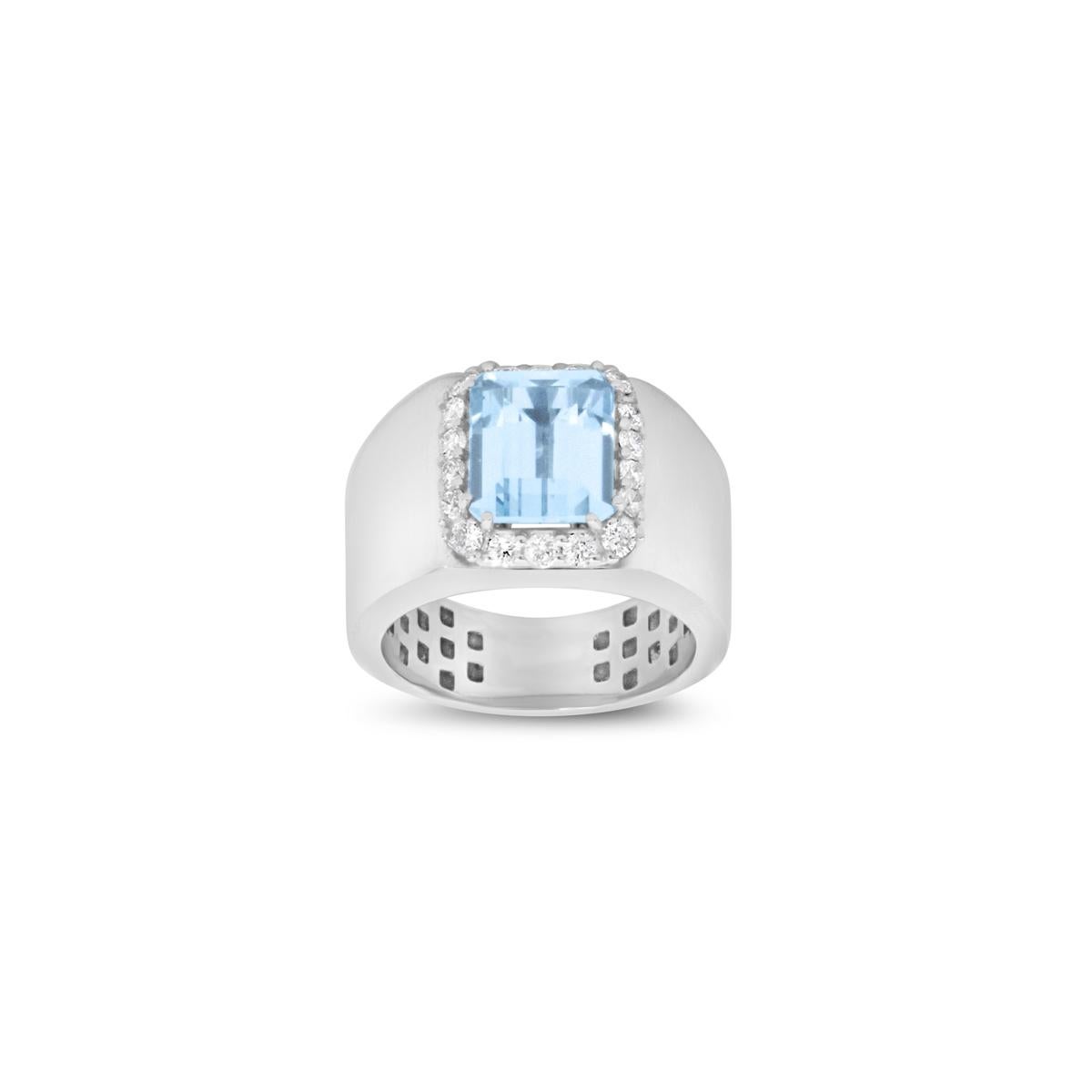 Discover the epitome of elegance and luxury with our exquisite 18kt White Gold Aquamarine Ring. Handcrafted in Italy, this ring marries the timeless allure of aquamarine with the brilliance of diamonds, resulting in a stunning masterpiece that will