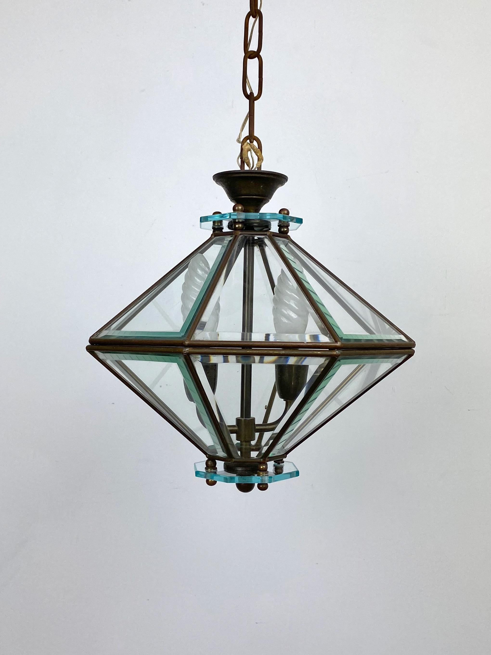 Diamond-shaped chandelier pendant by Fontana Arte, glass and brass details, made in Italy in the late 1950s. 

Measures: Height with pendant 82 cm.
Height without pendant 30 cm.
Diameter 30 cm.