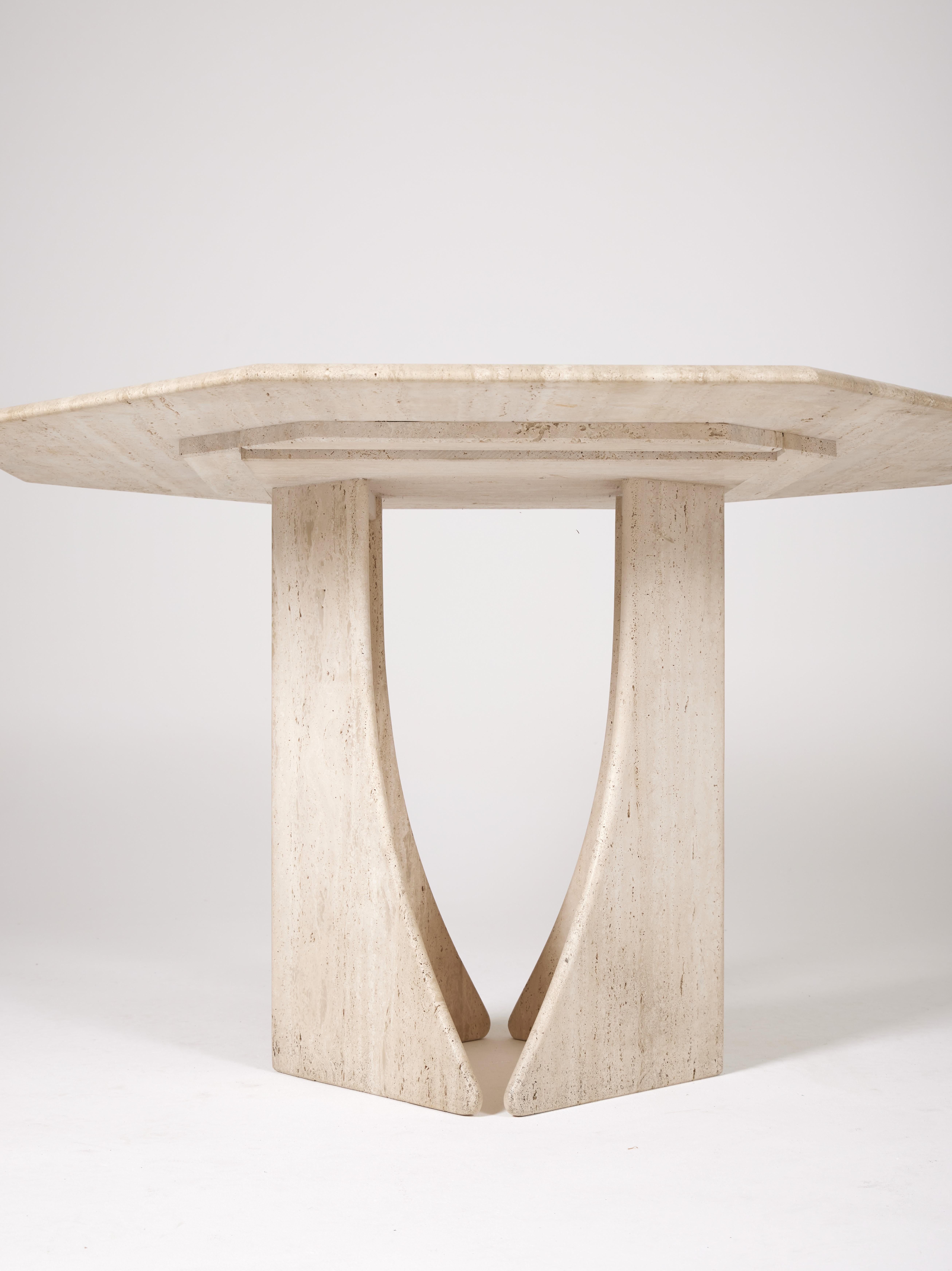 Travertine dining table, Italy 1970s. Octagonal top and curved hollow base. Very nice veining of the travertine, good condition.