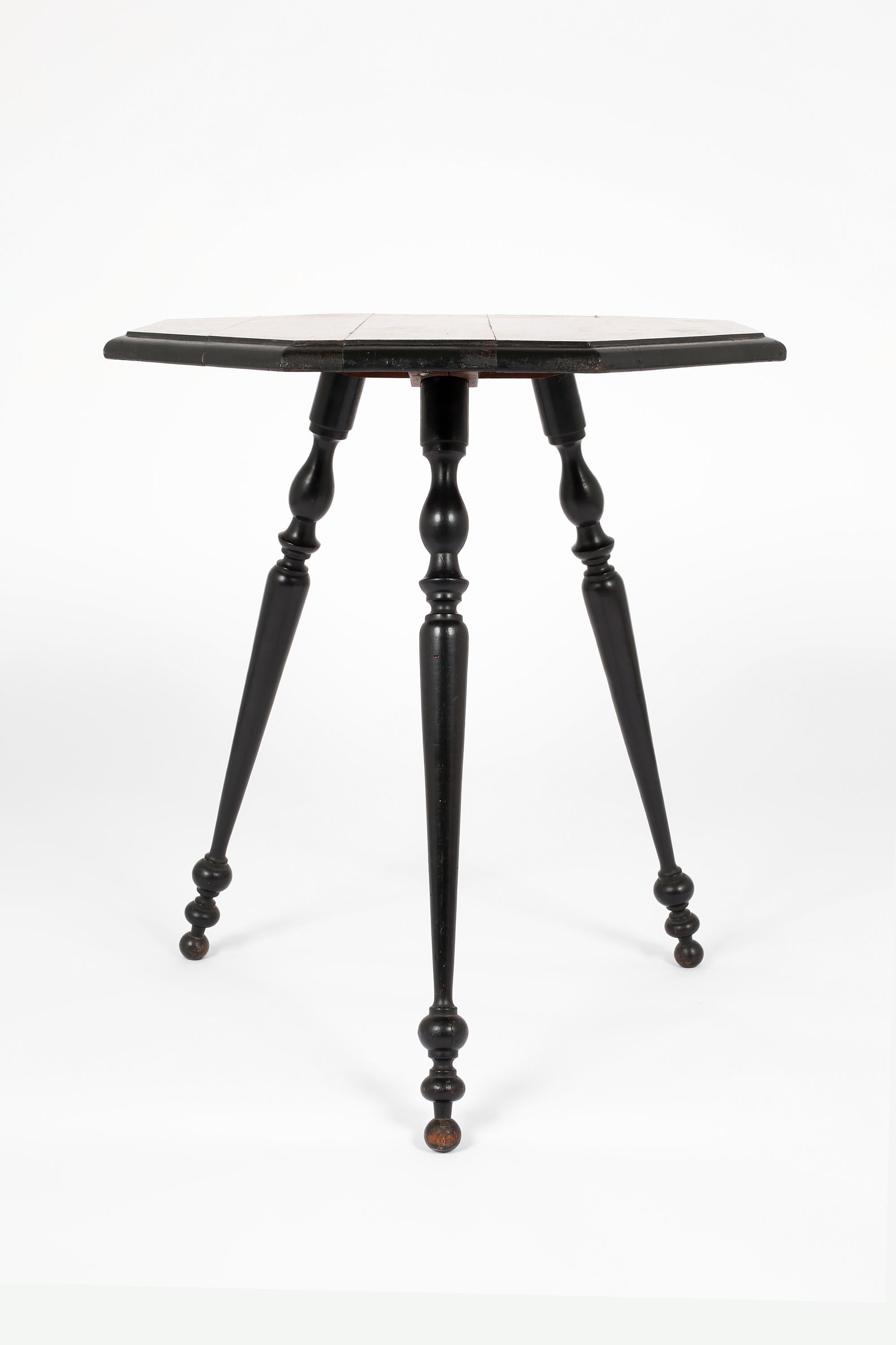 An early 20th century ebonised octagonal occasional table, with intricate foliate marquetry top and turned legs. French, c. 1900.