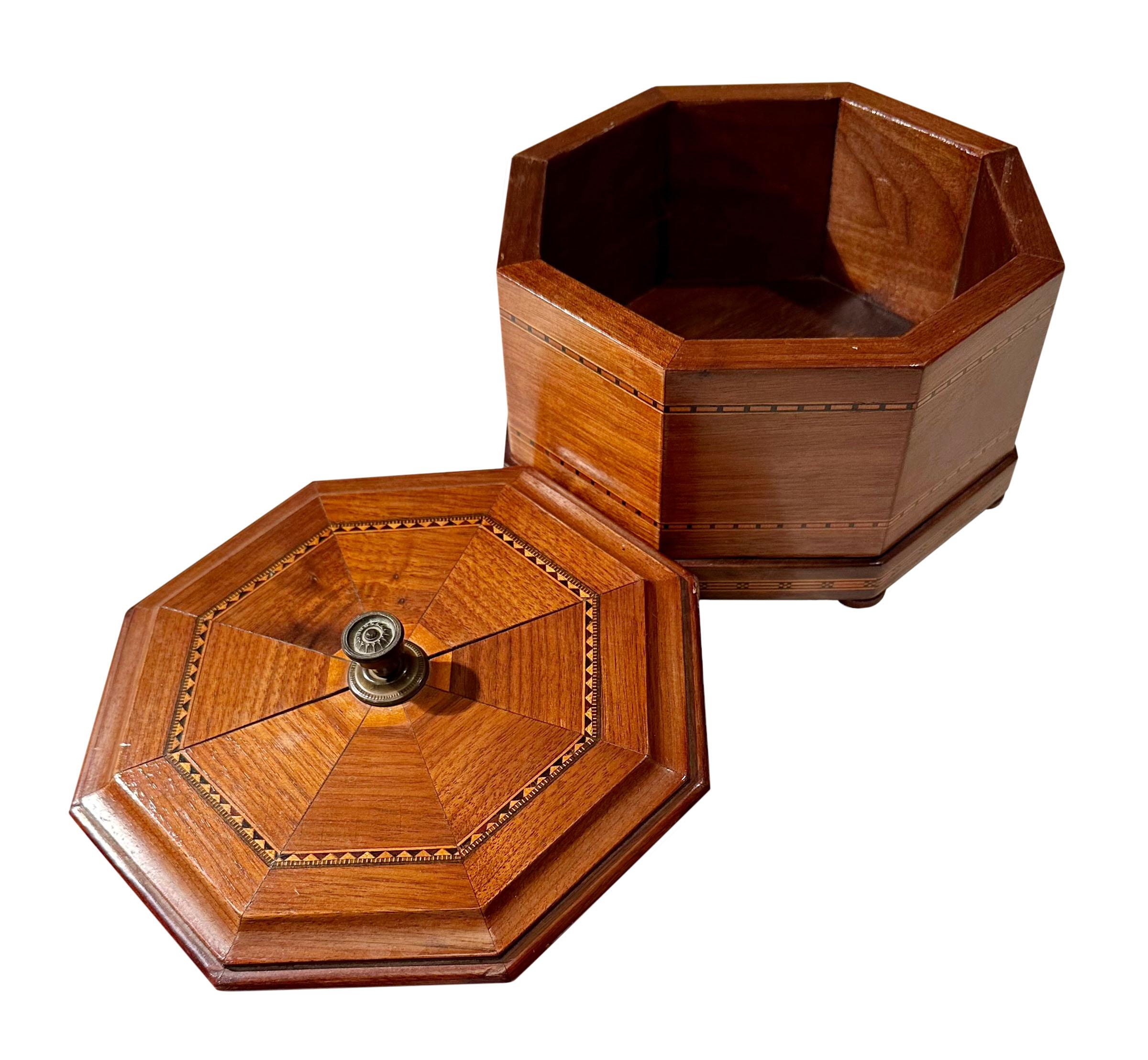 Octagonal English Box In Good Condition For Sale In Tampa, FL