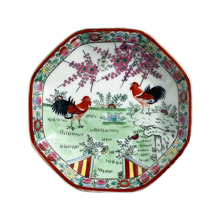 Plat à bijoux octogonal de style chinoiserie sur pied avec coqs et motif floral, signé en vente