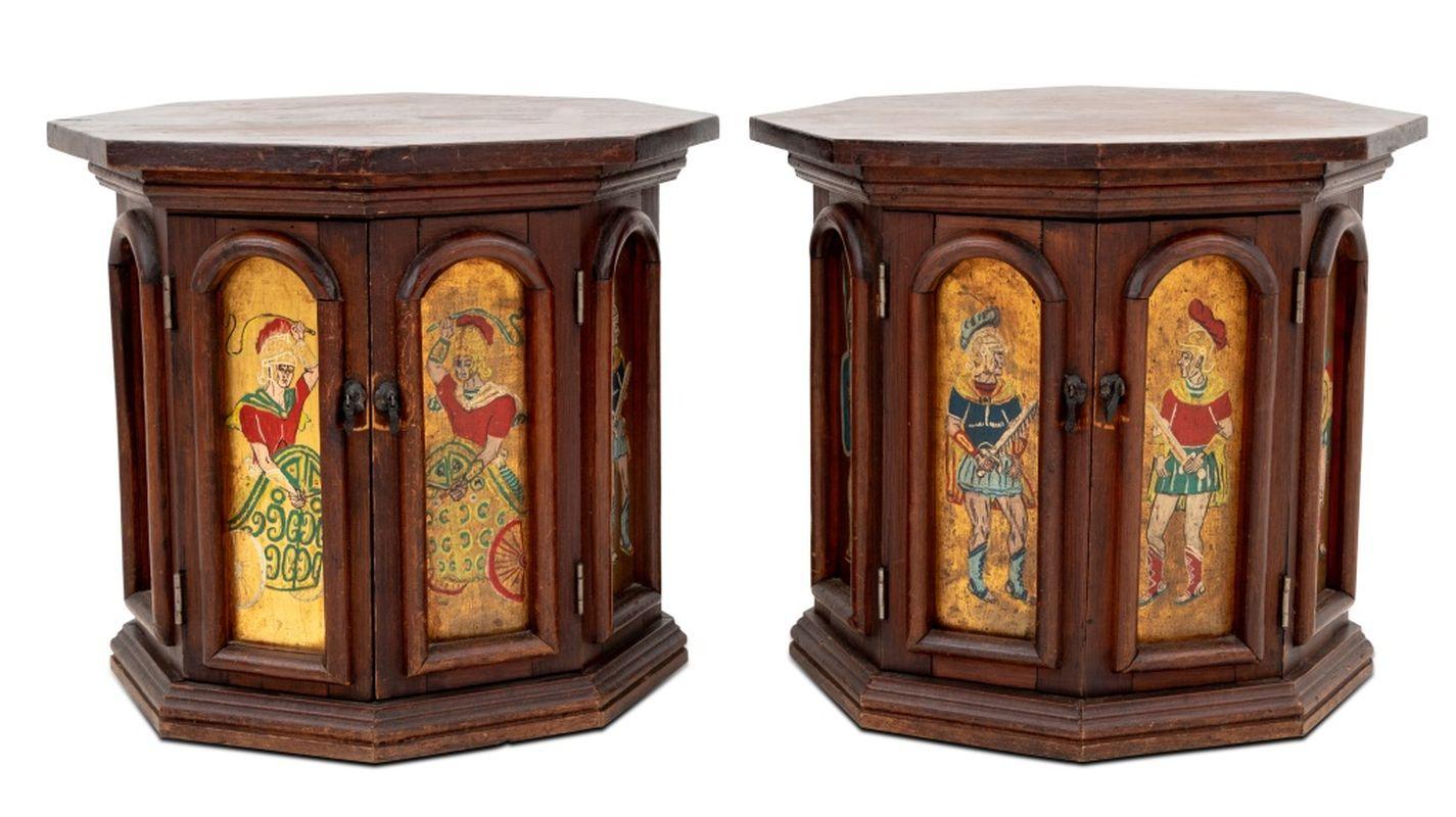Paire de chevaliers octogonaux décorés de dorures et de peintures. 18