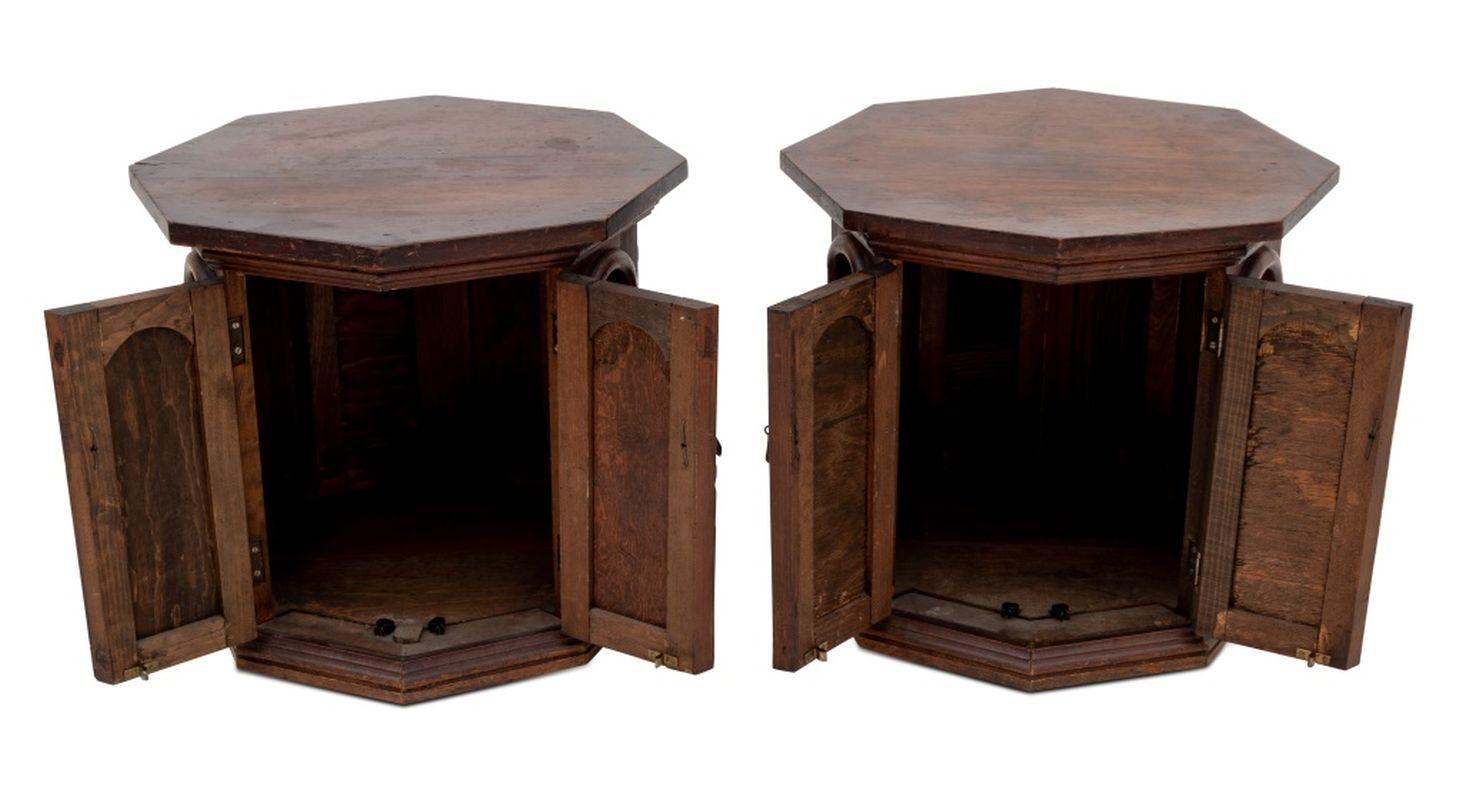 Doré Paire de stands octogonaux 