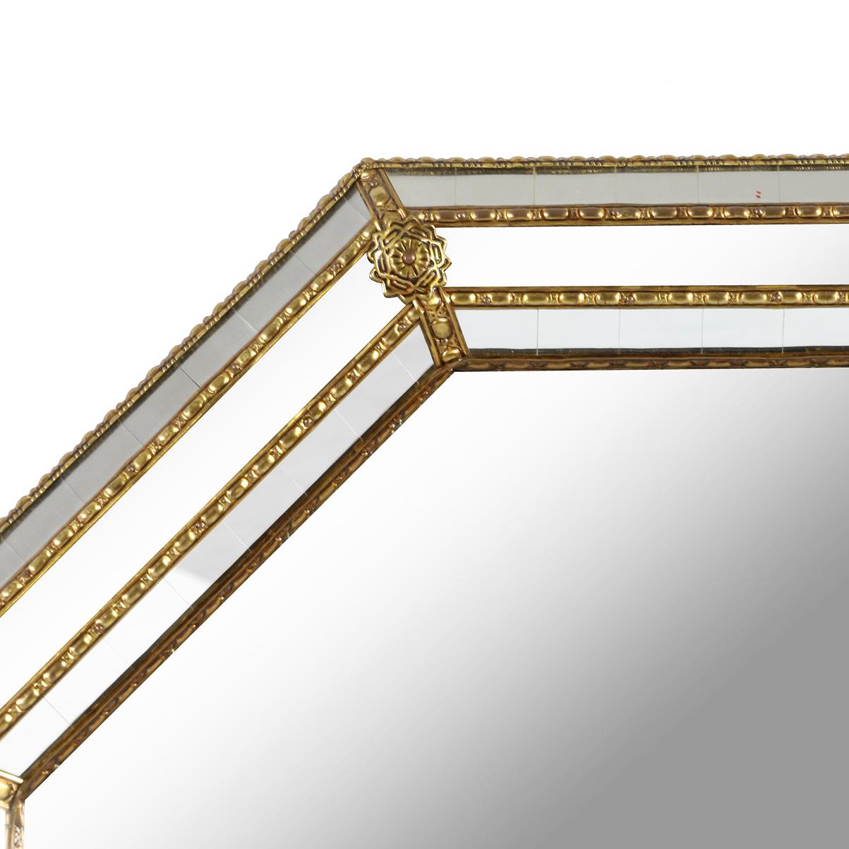 Miroir biseauté octogonal à triple cadre doré avec détails de perles dorées et fleurons aux angles.  Les cadres extérieur et intérieur sont constitués de petites pièces en miroir, tandis que le cadre central est constitué de pièces en miroir massif,