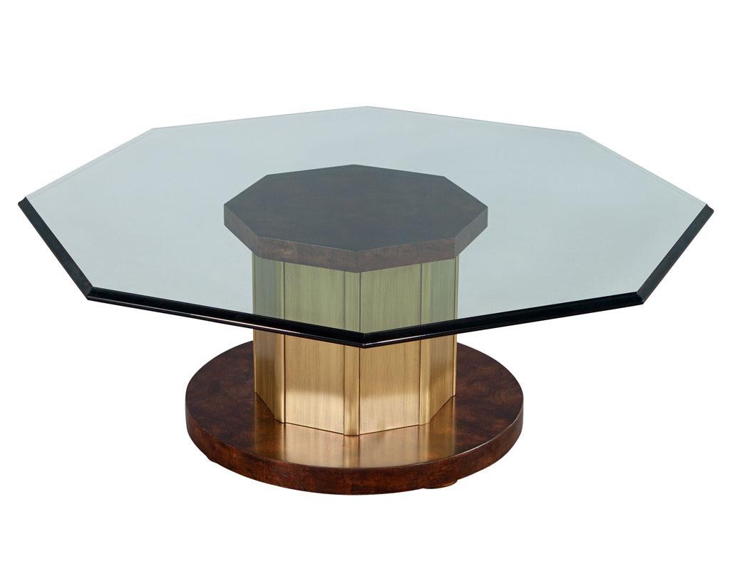 Mesa de centro octogonal con tapa de cristal en nogal arrugado y latón by Mastercraft Moderno de mediados de siglo en venta