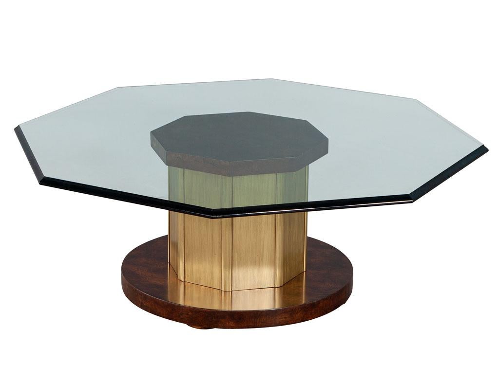 Mesa de centro octogonal con tapa de cristal en nogal arrugado y latón by Mastercraft Estadounidense en venta