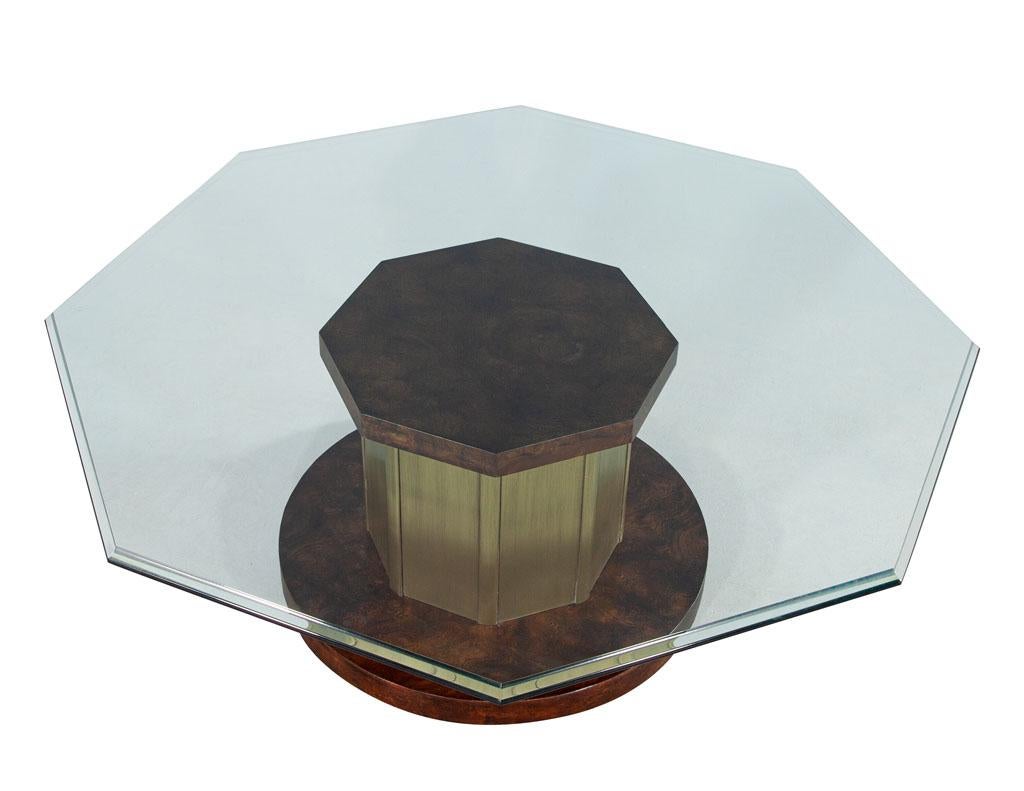 Mesa de centro octogonal con tapa de cristal en nogal arrugado y latón by Mastercraft finales del siglo XX en venta