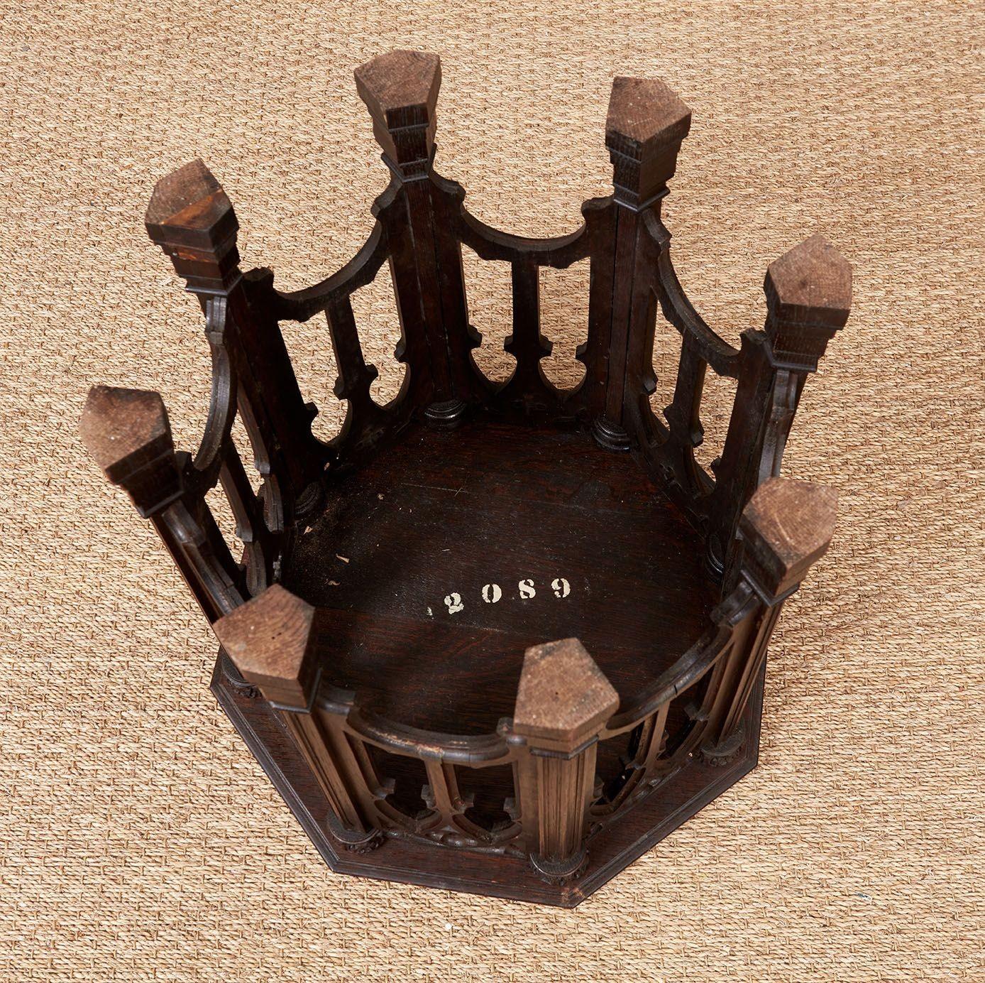Table de tabouret octogonale à tracer gothique en vente 5