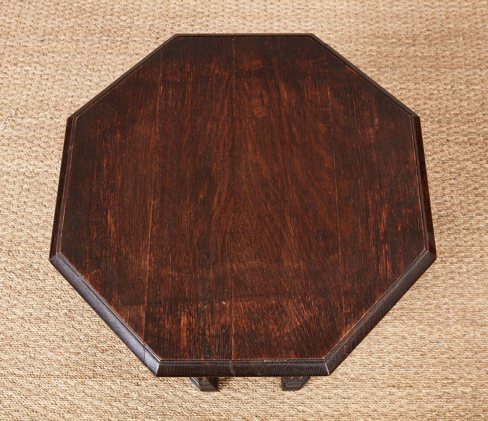 Table tabouret inhabituelle en chêne de la fin du XIXe siècle, de style gothique dans le style de Pugin. Le plateau mouluré recouvre des côtés percés d'arcs et de traceries gothiques, les côtés étant construits en couches de bois à grain alterné