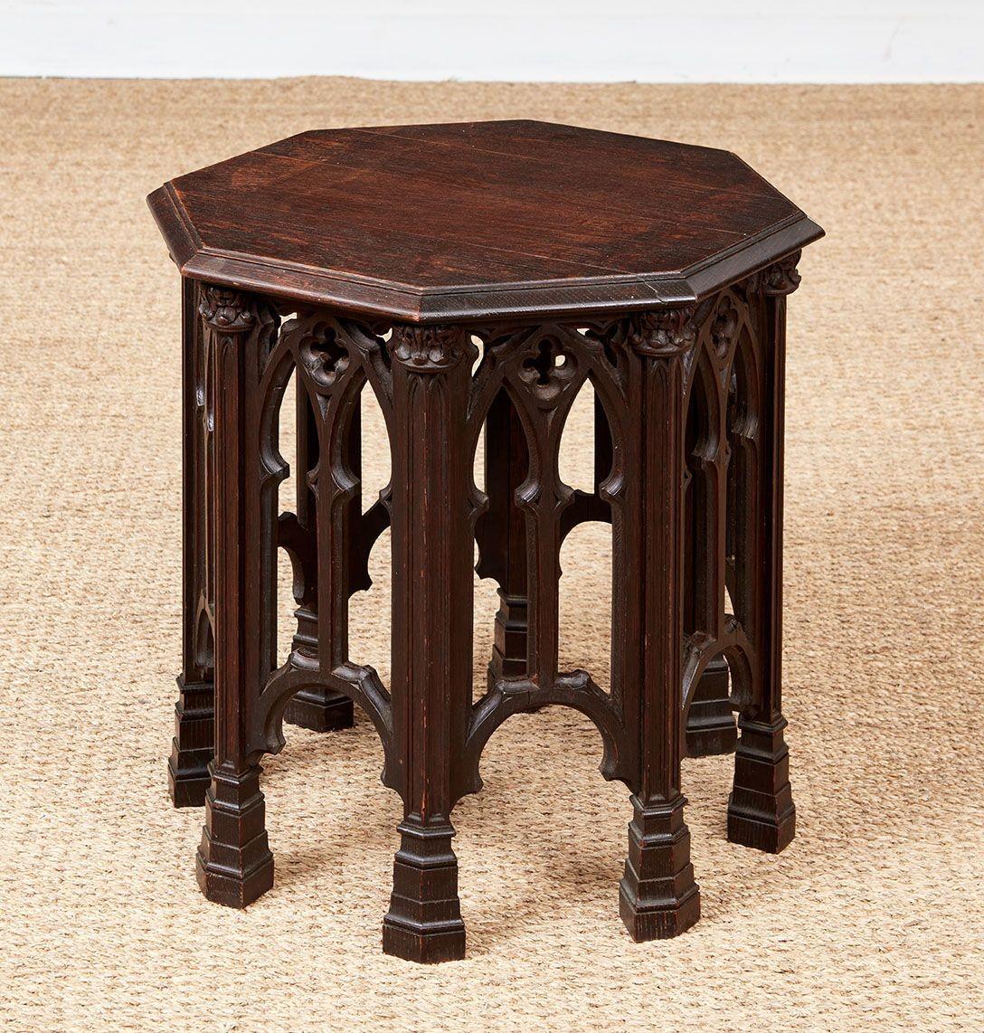 Néo-gothique Table de tabouret octogonale à tracer gothique en vente