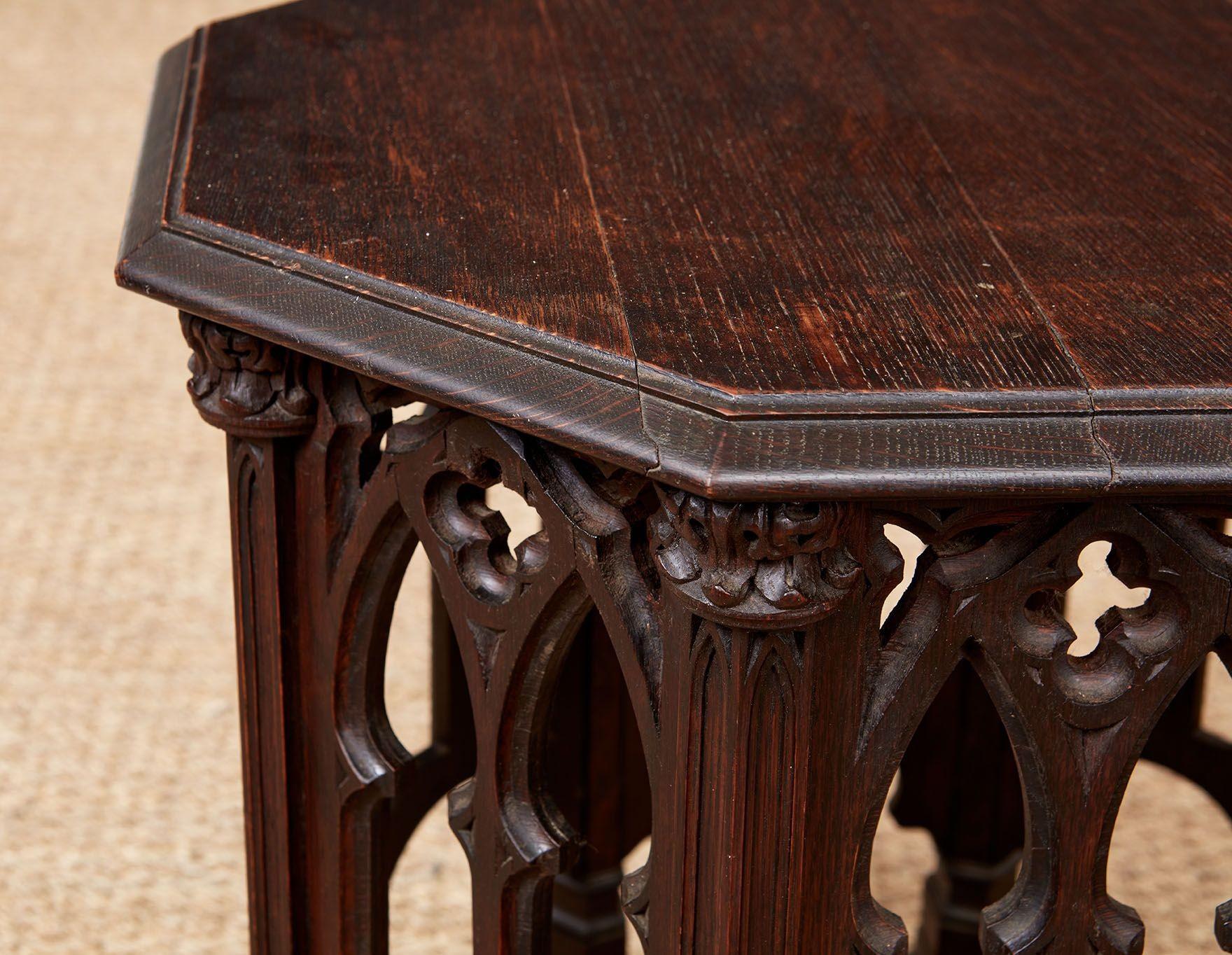 Table de tabouret octogonale à tracer gothique Bon état - En vente à Greenwich, CT