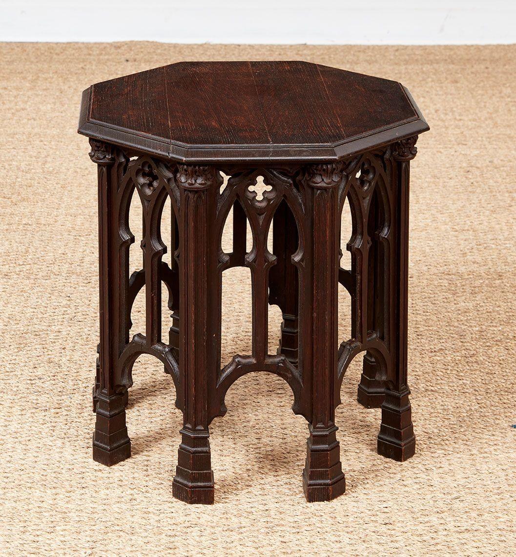 Chêne Table de tabouret octogonale à tracer gothique en vente