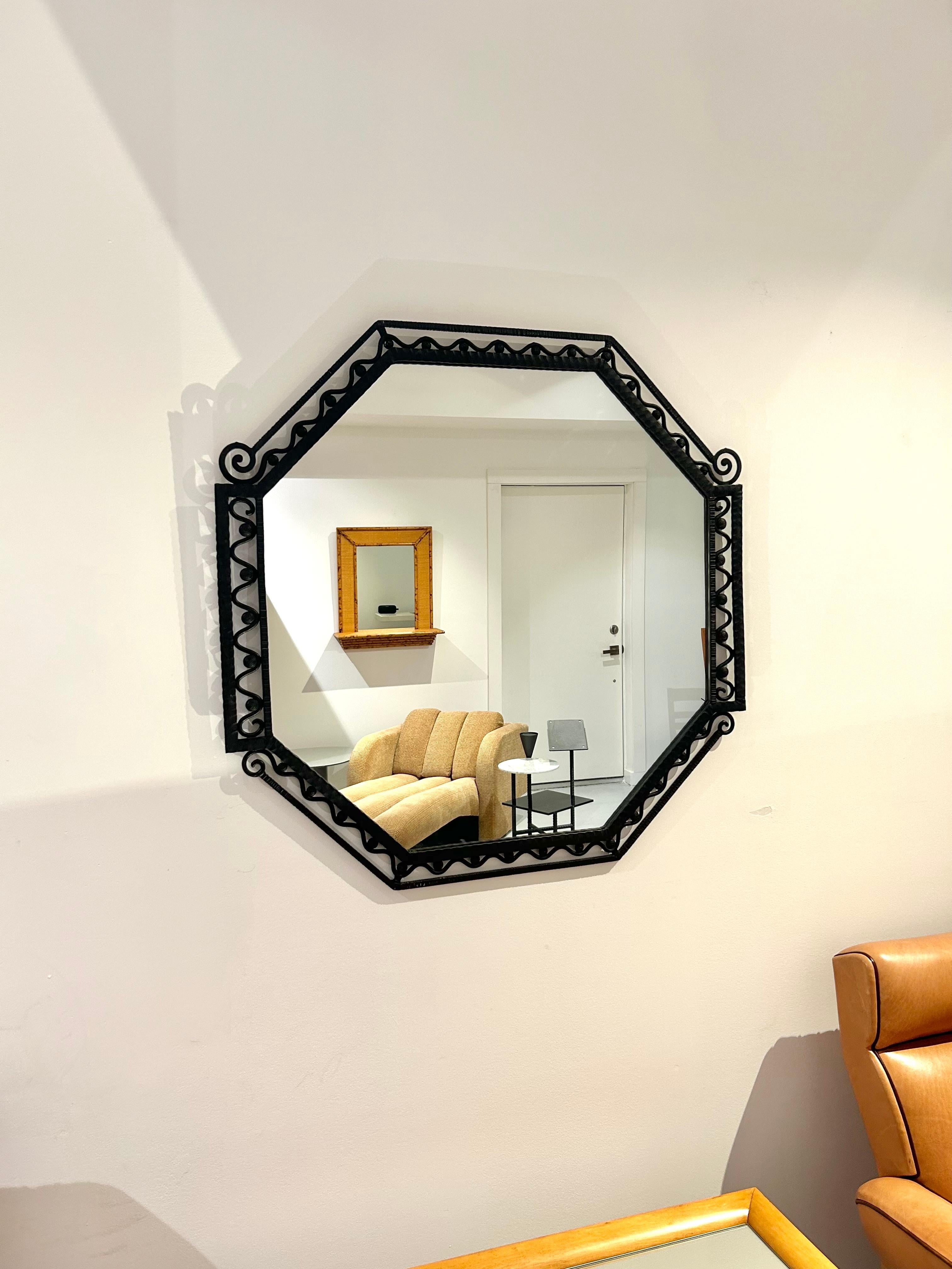 Miroir mural octogonal encadré de Hammer Bon état - En vente à West Palm Beach, FL