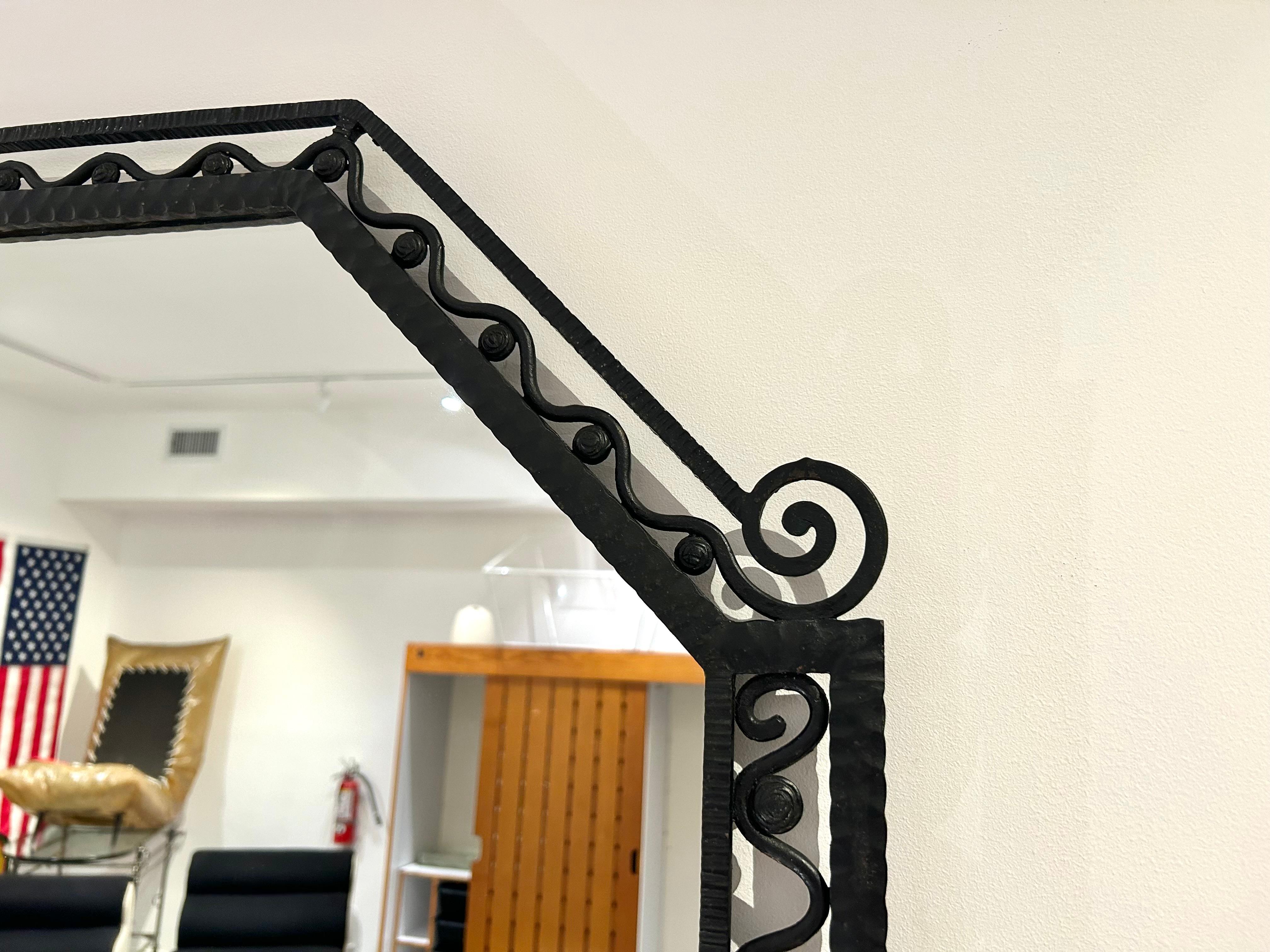 20ième siècle Miroir mural octogonal encadré de Hammer en vente