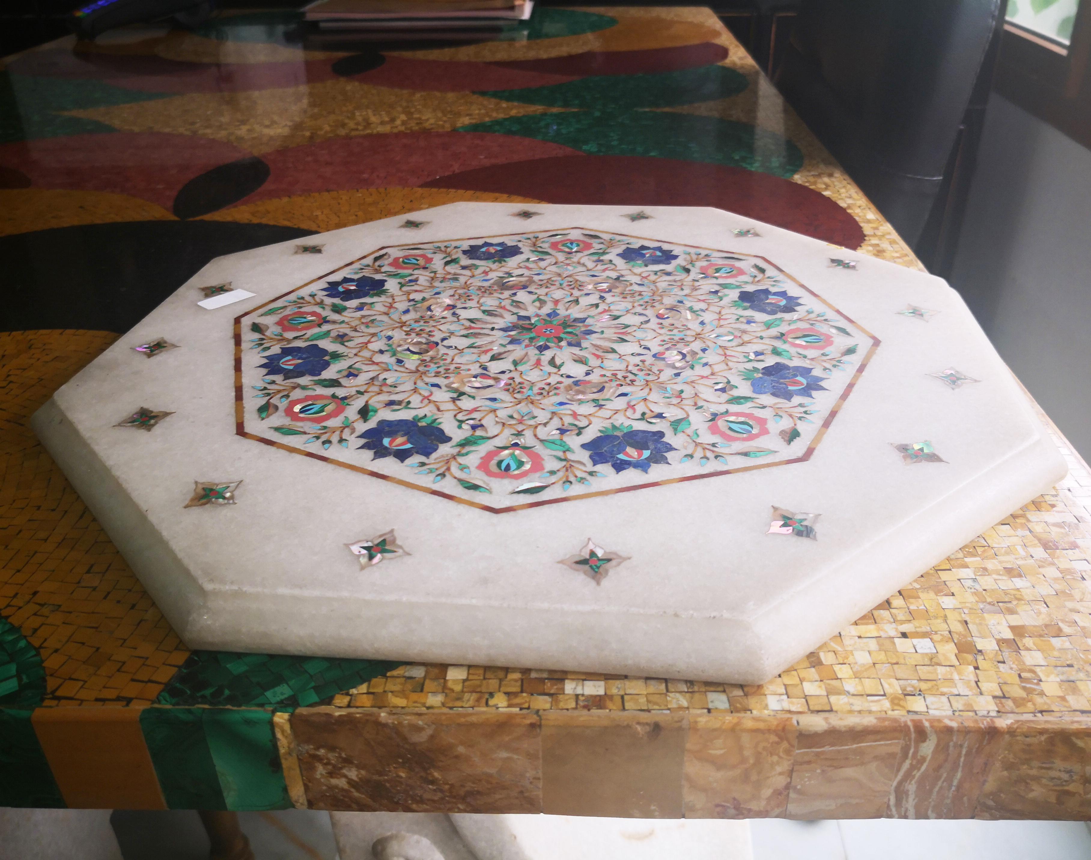 Achteckiger handgeschnitzter Marmortisch mit Pietre Dure-Intarsien aus Mosaik (Indisch) im Angebot