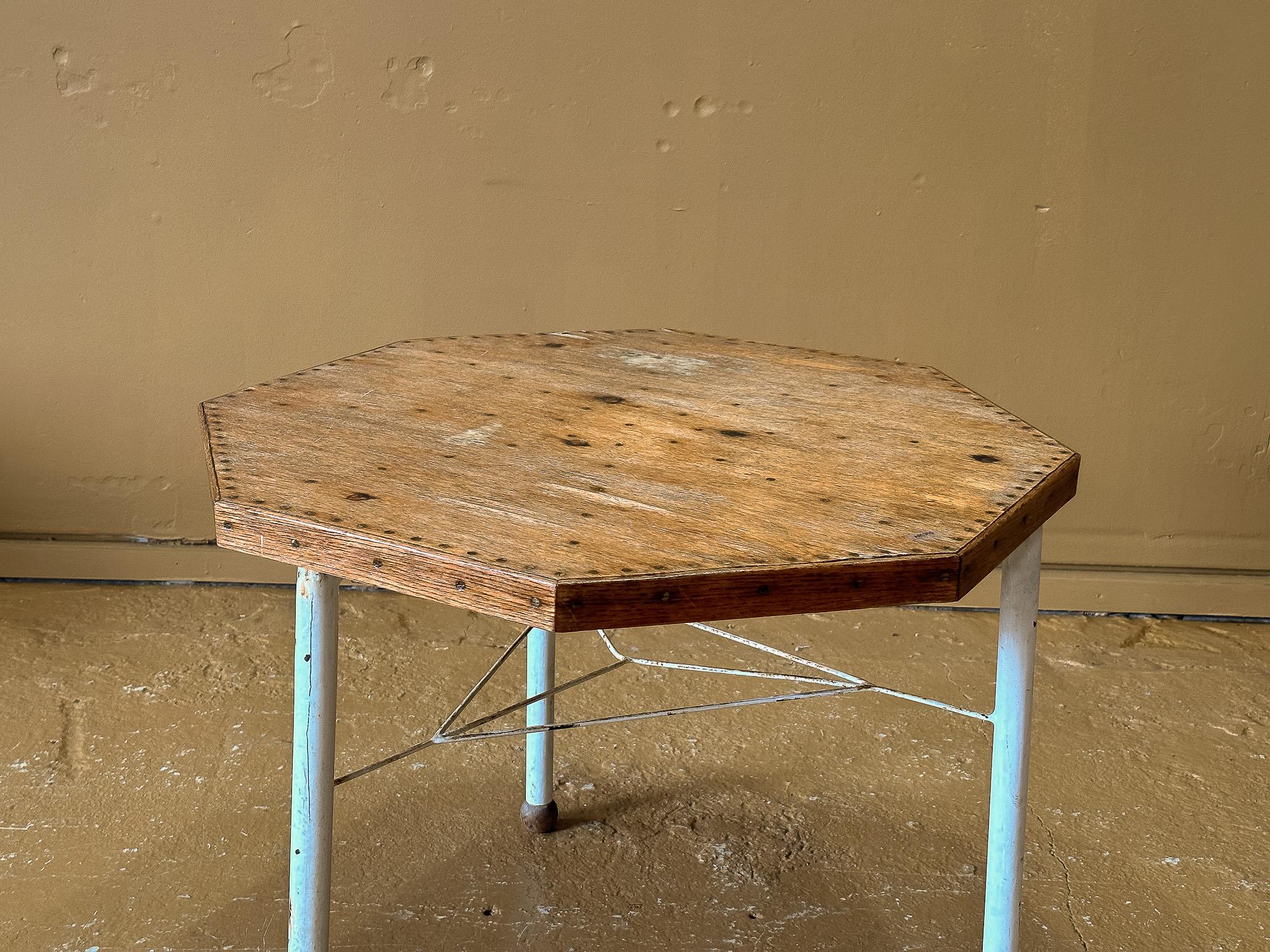 Mid-Century moderno Tavolo industriale ottagonale in vendita
