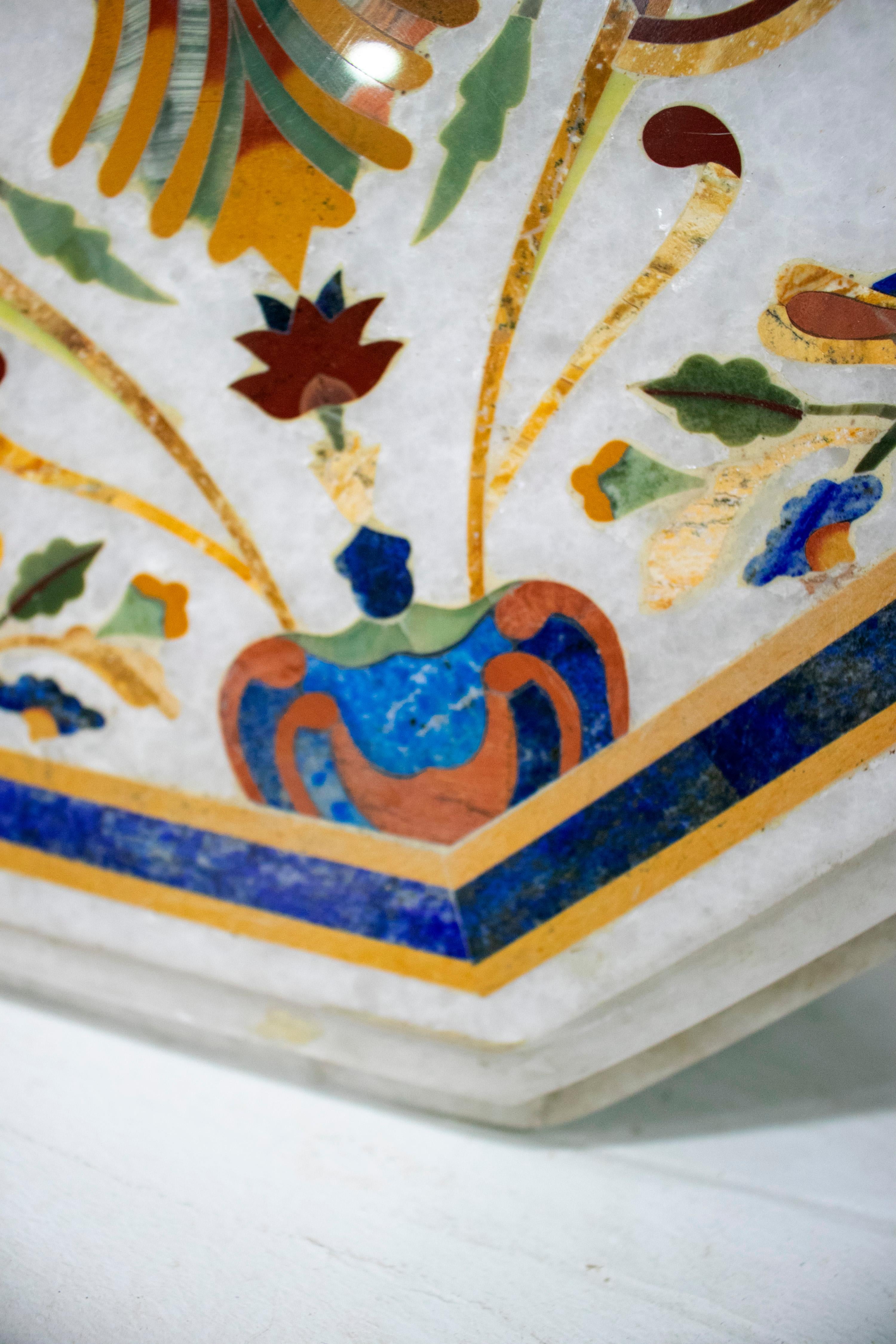 Table octogonale italienne en mosaïque Pietre Dure incrustée de marbre blanc de Carrare en vente 9