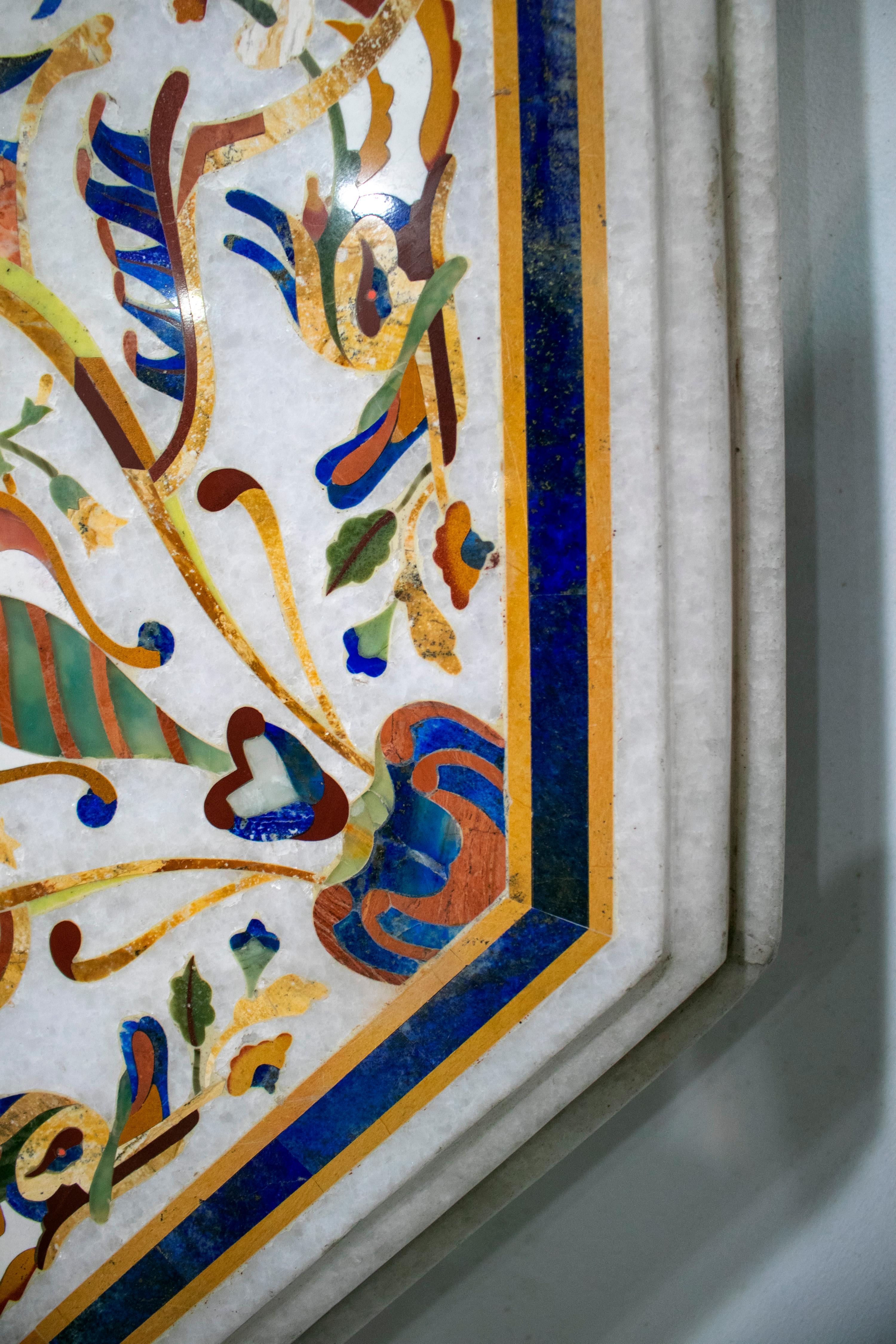 Plateau octogonal en marbre blanc de Carrare abondamment décoré d'incrustations de mosaïque de Pietre Dure italienne utilisant de la malachite verte, du lapis bleu foncé, de la turquoise bleu clair, du jade vert clair, de la nacre et d'autres