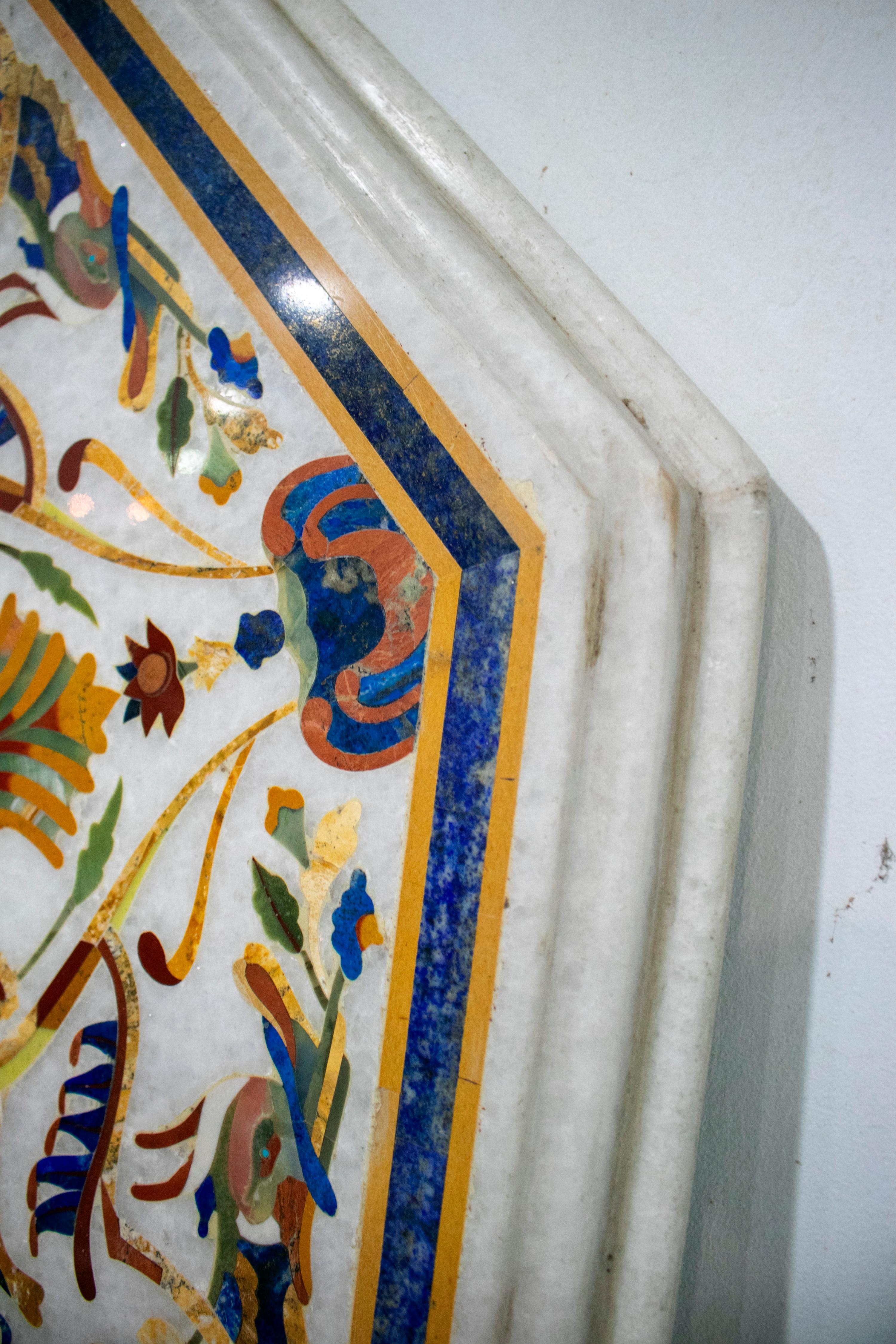 Achteckige italienische Pietre Dure Mosaik-Intarsien-Tischplatte aus weißem Carrara-Marmor (Europäisch) im Angebot