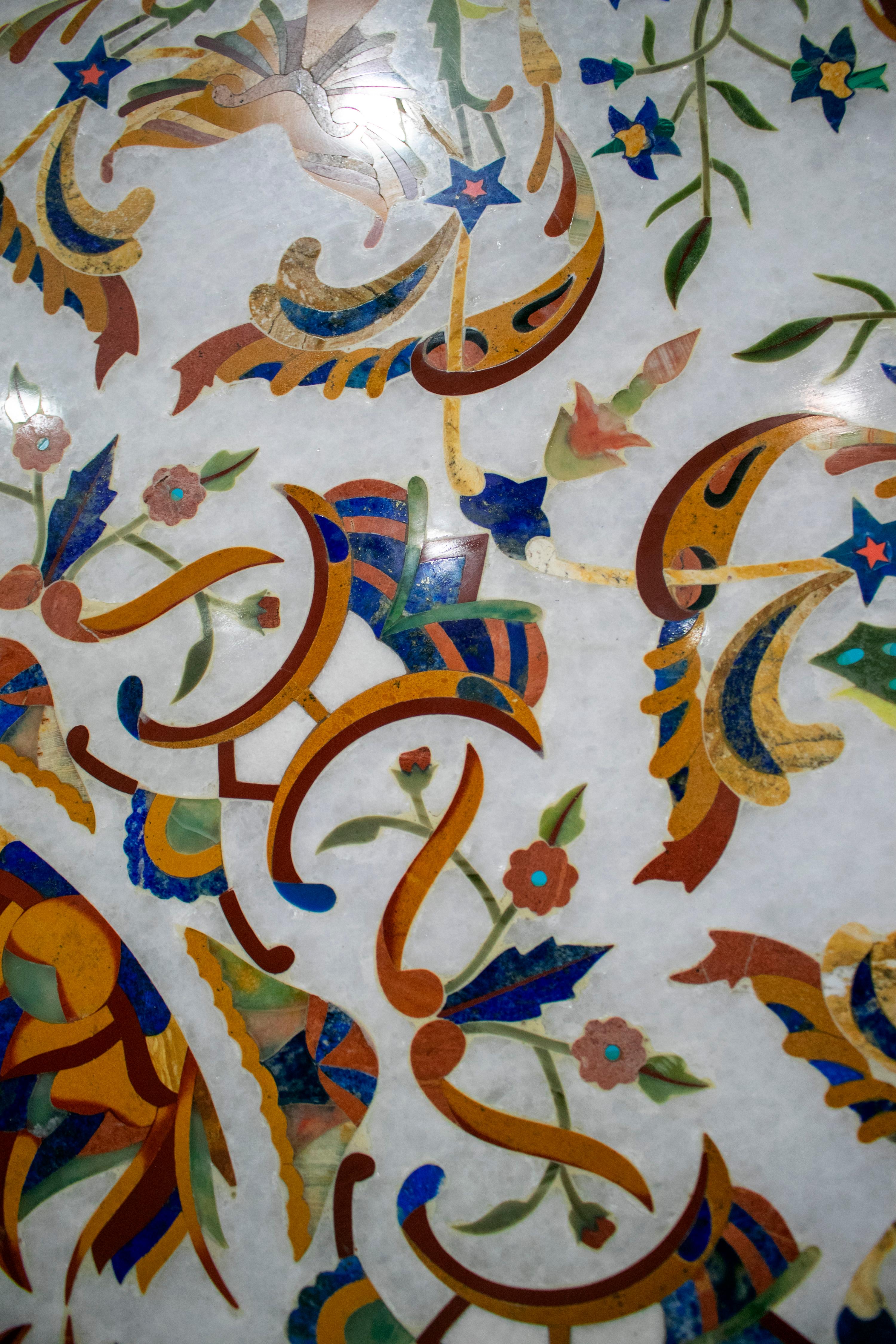 Achteckige italienische Pietre Dure Mosaik-Intarsien-Tischplatte aus weißem Carrara-Marmor im Angebot 3
