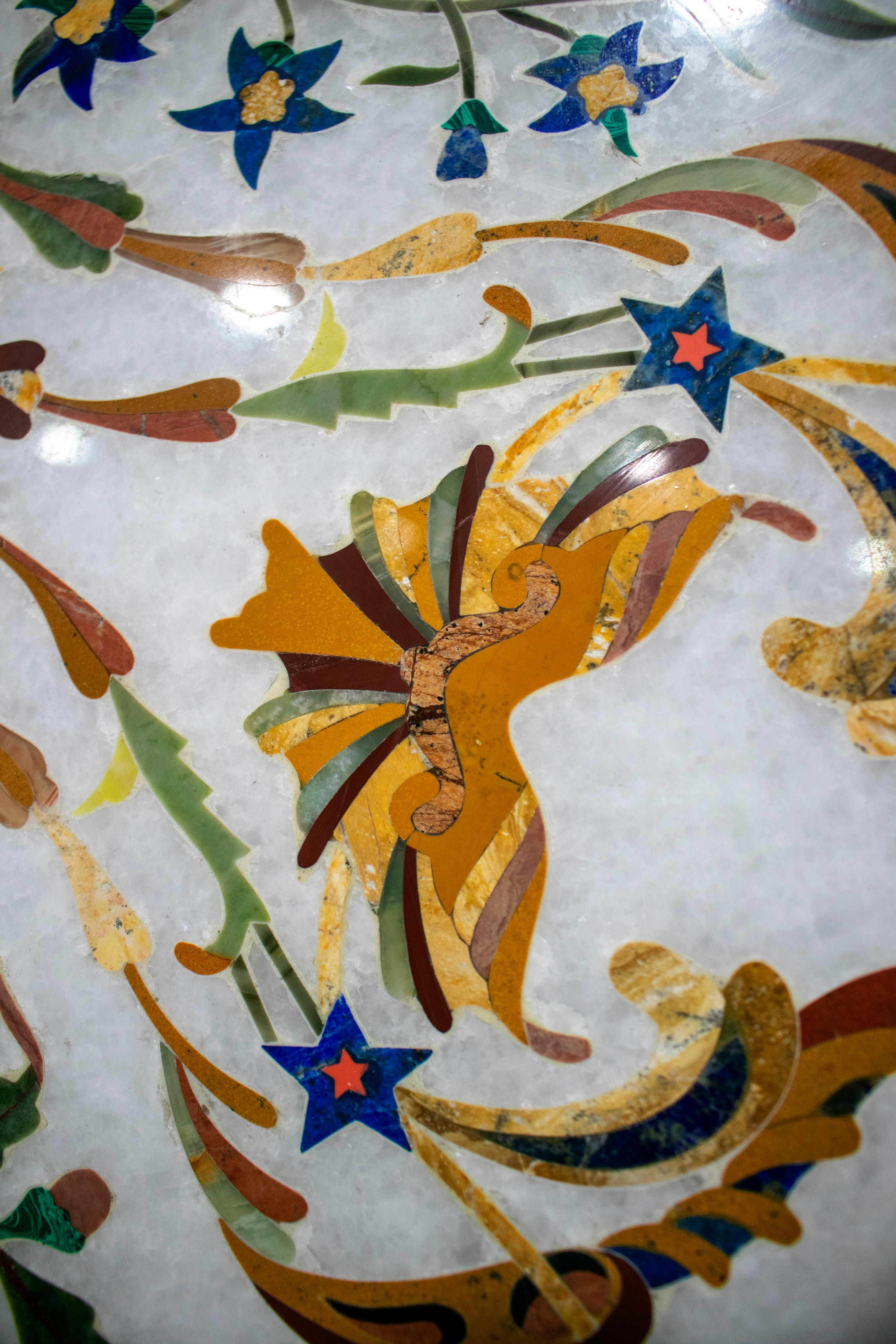 Achteckige italienische Pietre Dure Mosaik-Intarsien-Tischplatte aus weißem Carrara-Marmor im Angebot 4