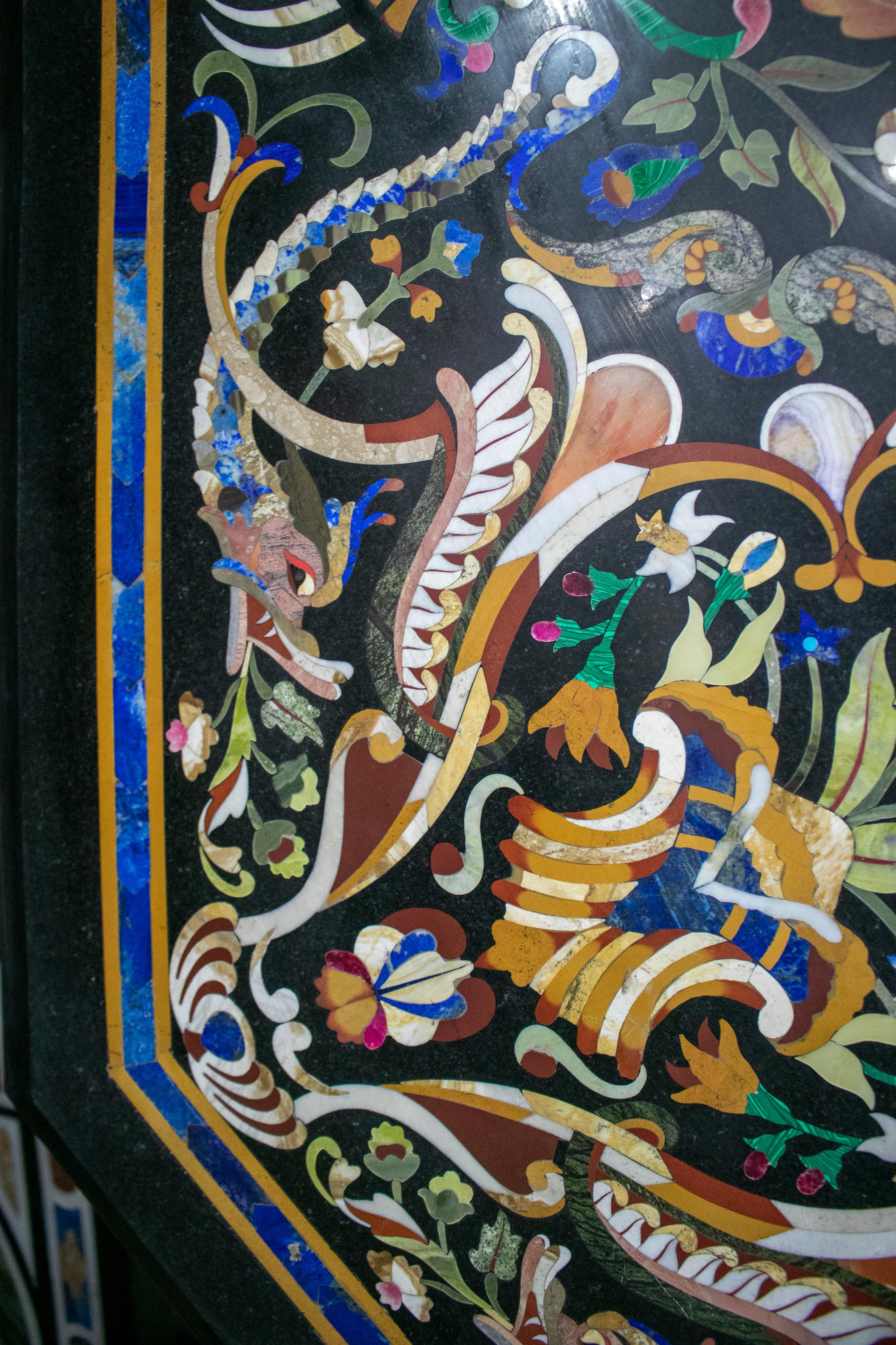 Table octogonale italienne Pietre Dure Mosaïque incrustée en marbre en vente 3