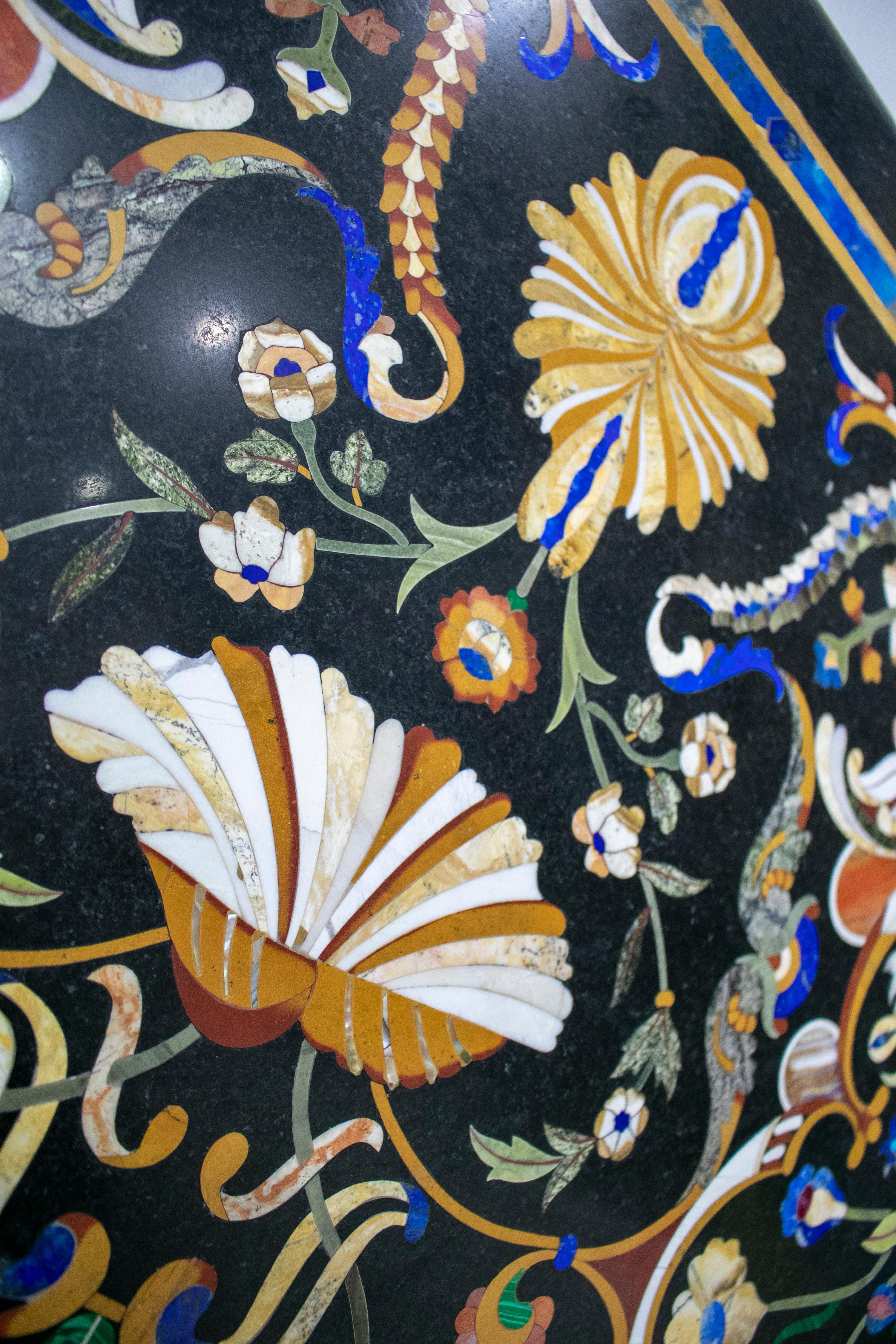 Table octogonale italienne Pietre Dure Mosaïque incrustée en marbre en vente 7