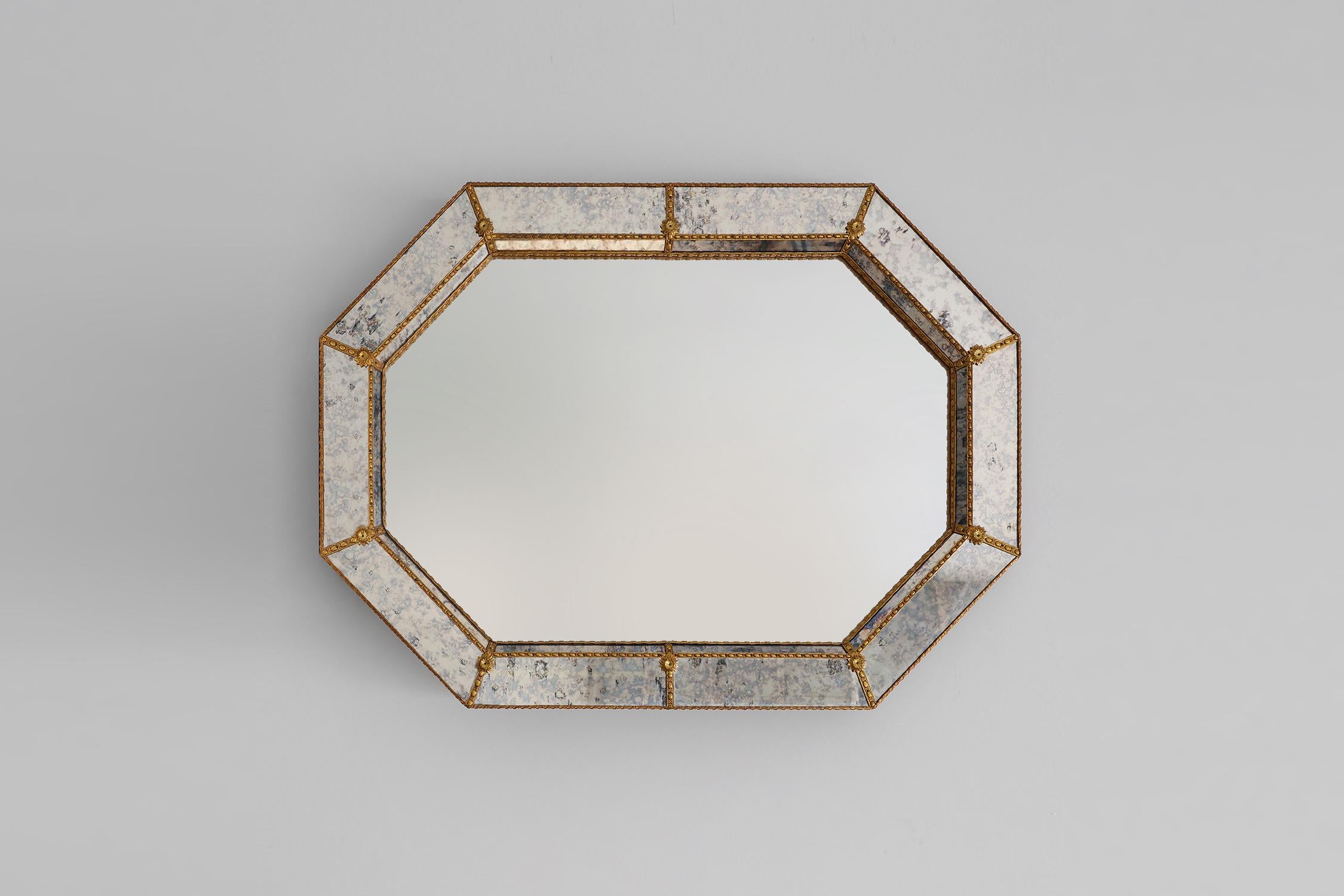Italia / 1980 / espejo / metal, vidrio fumé / Hollywood regency / Mitad de siglo

Elegante espejo octogonal con marco trapezoidal que presenta múltiples facetas de espejos aglomerados, guirnaldas y flores de latón. Un espejo vintage de estilo