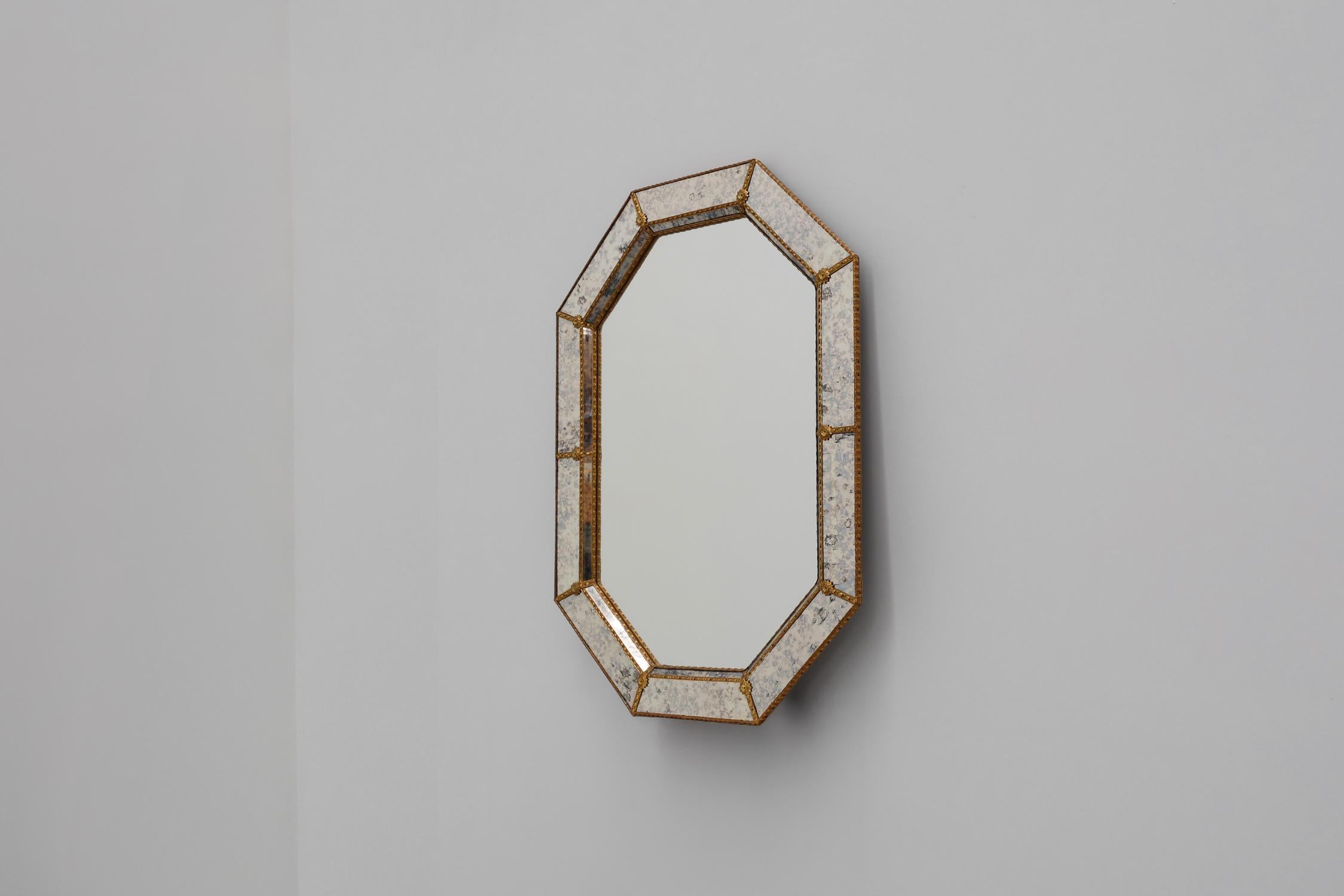 Espejo trapezoidal italiano octogonal de estilo regencia de Hollywood o veneciano finales del siglo XX en venta