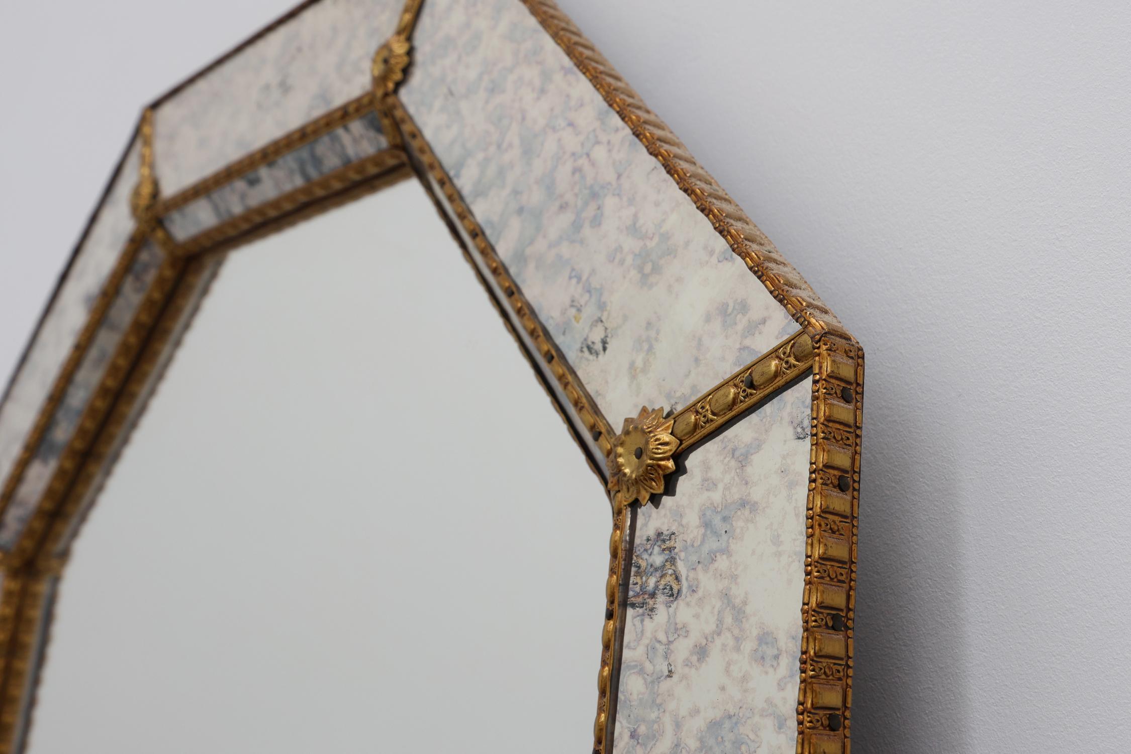 Espejo trapezoidal italiano octogonal de estilo regencia de Hollywood o veneciano Latón en venta