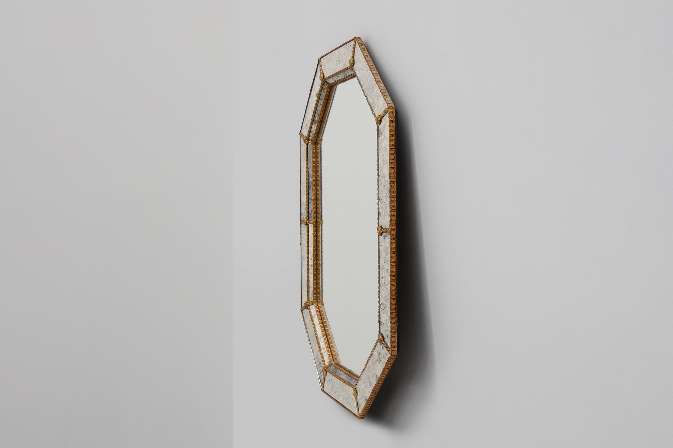 Espejo trapezoidal italiano octogonal de estilo regencia de Hollywood o veneciano en venta 2