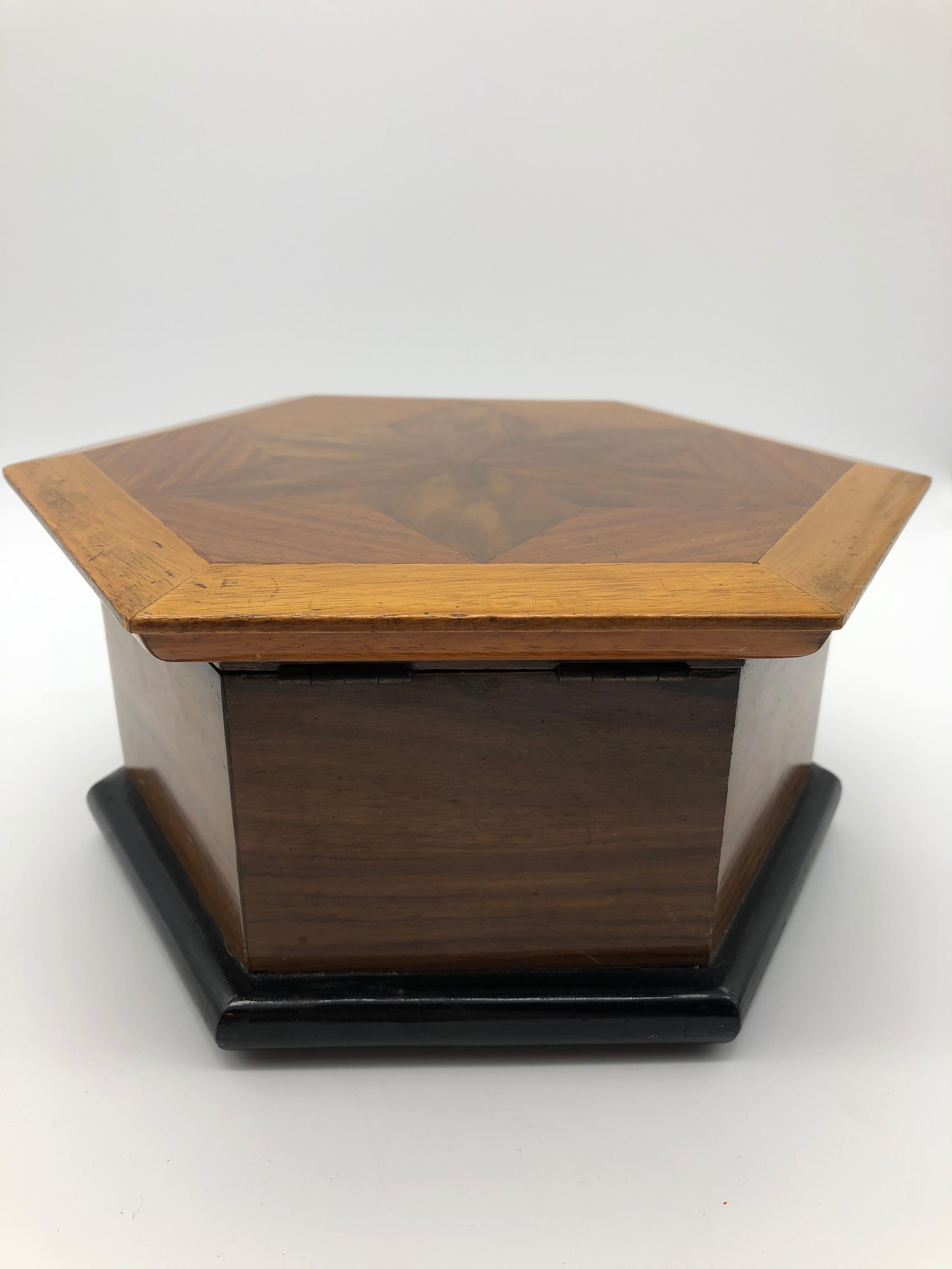 Octagonal Jewelry Box Star Inlaid Wood Antique In Good Condition For Sale In Berlin, DE